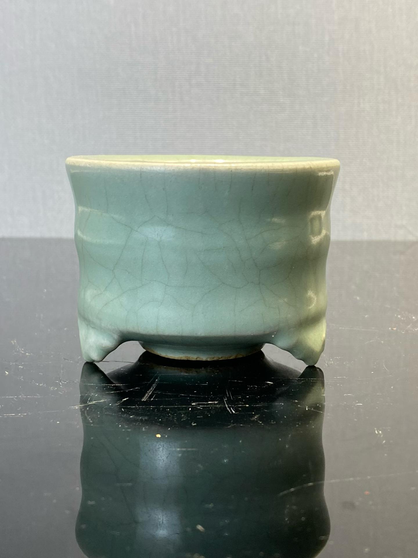 龙泉窑青釉三足炉