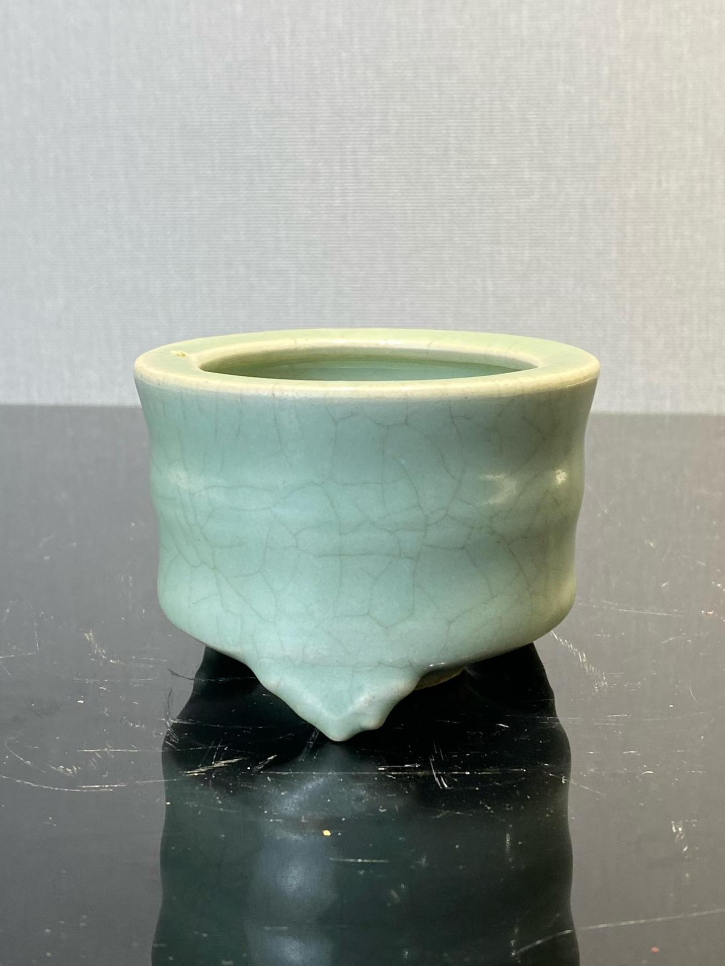 龙泉窑青釉三足炉