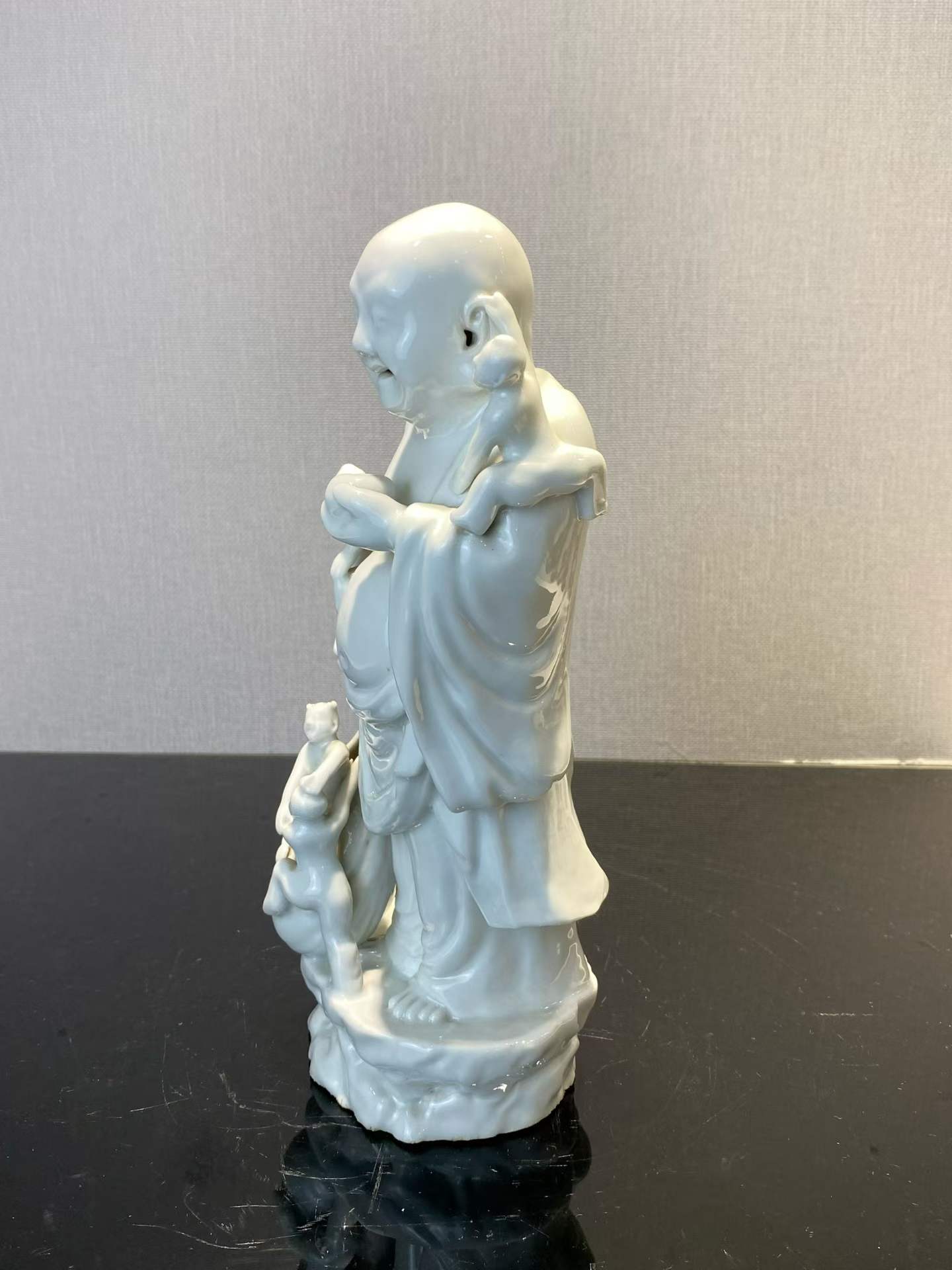 白釉五子戏弥勒塑像