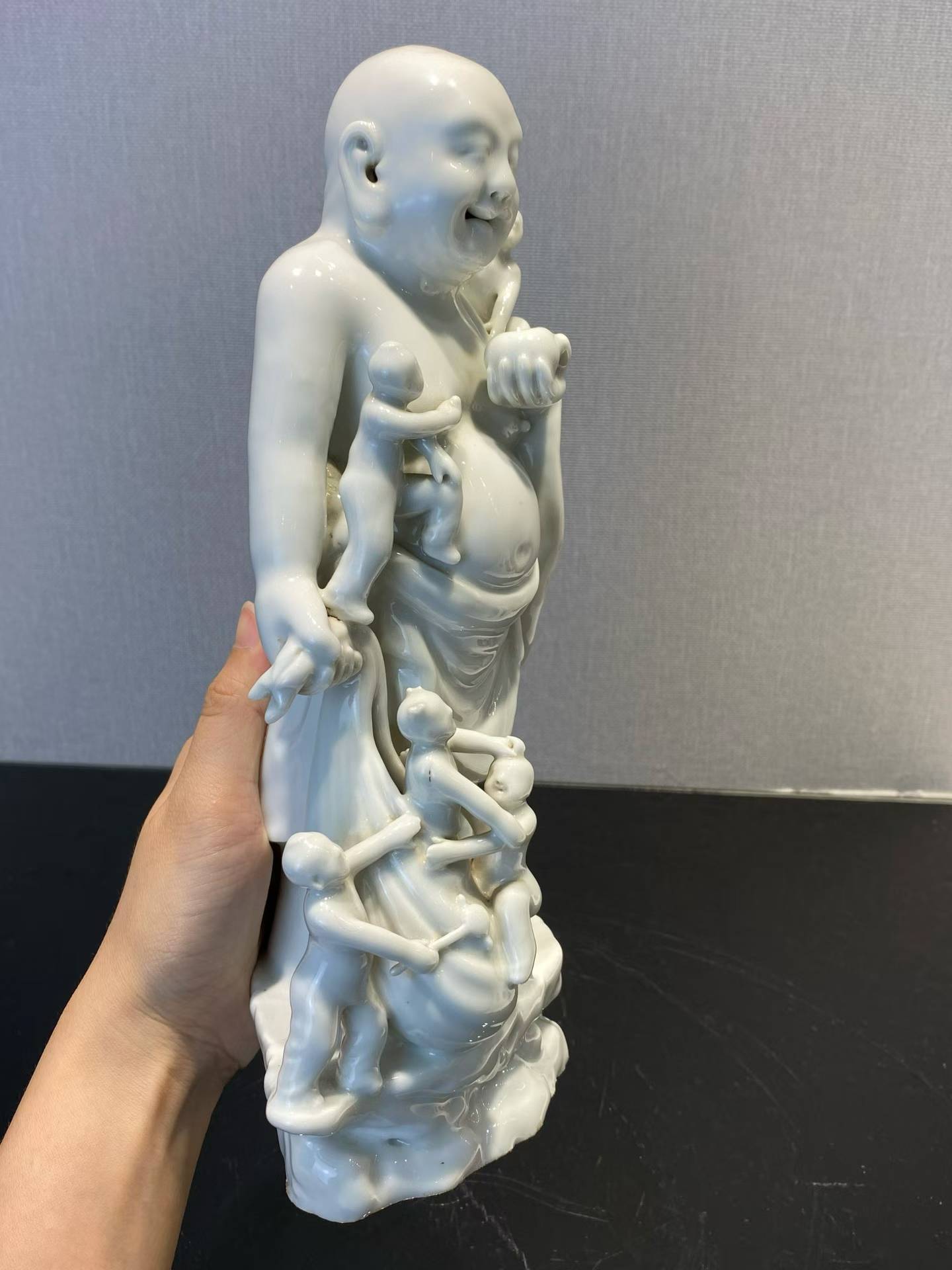 白釉五子戏弥勒塑像