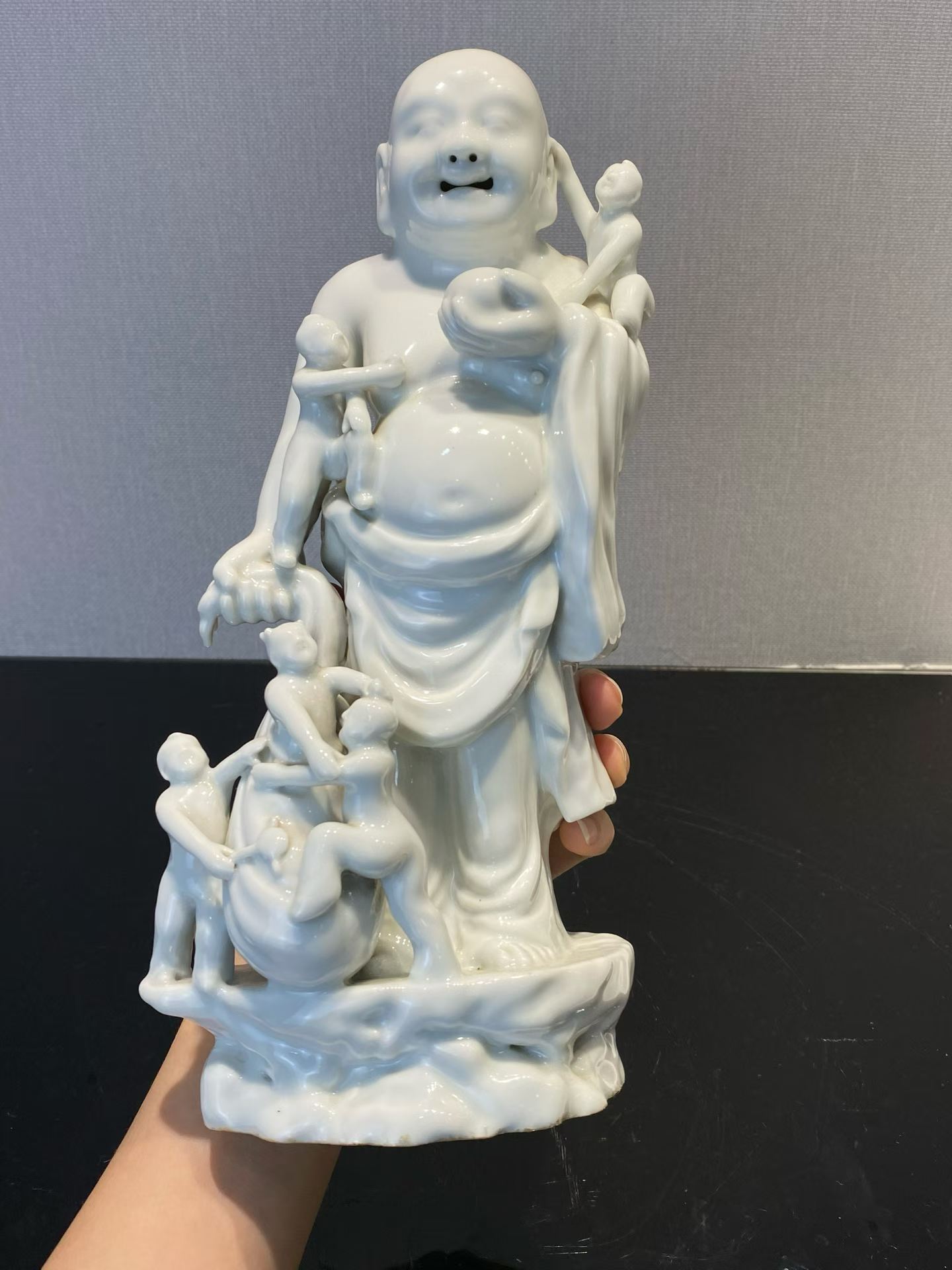 白釉五子戏弥勒塑像