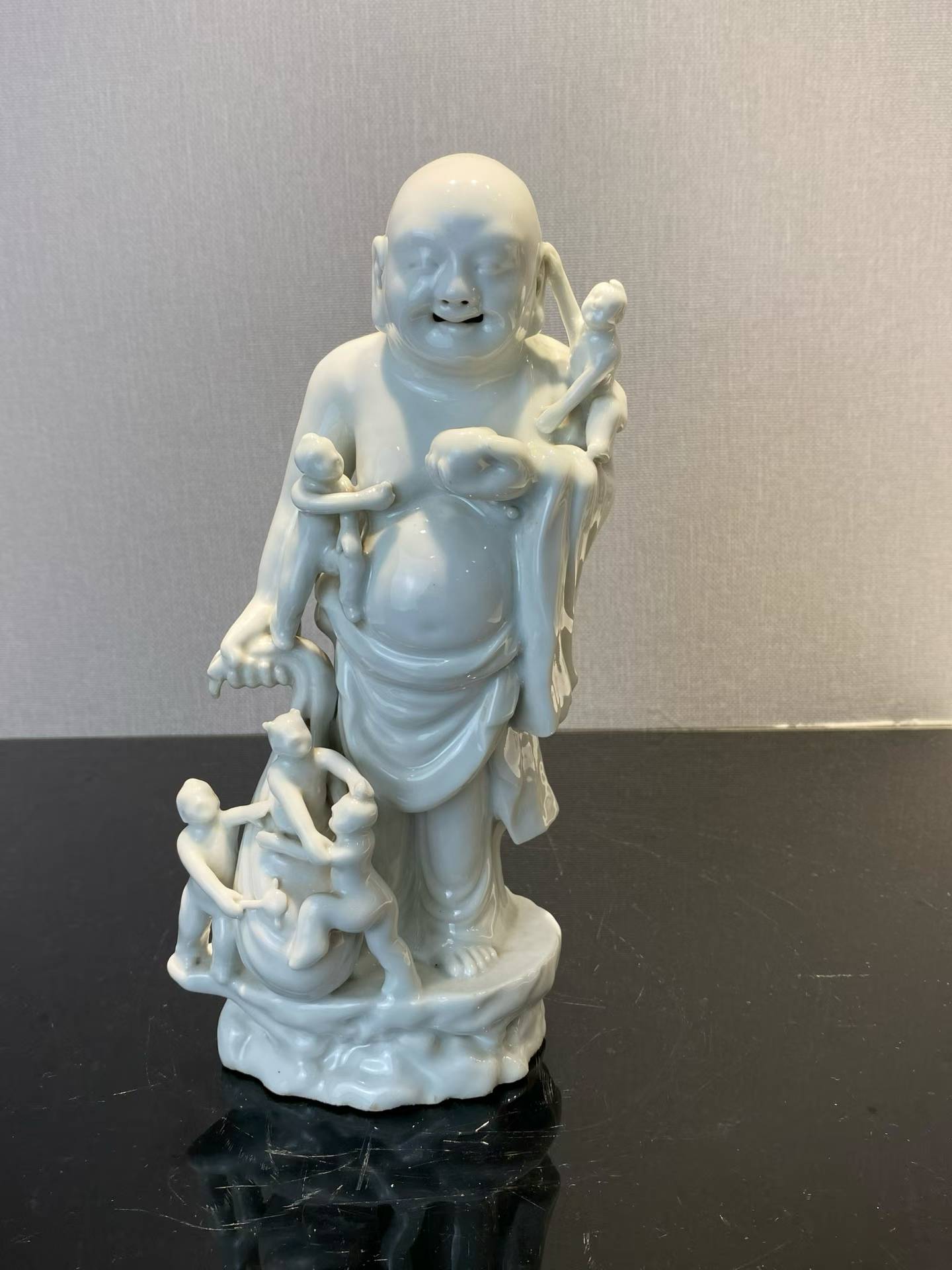 白釉五子戏弥勒塑像