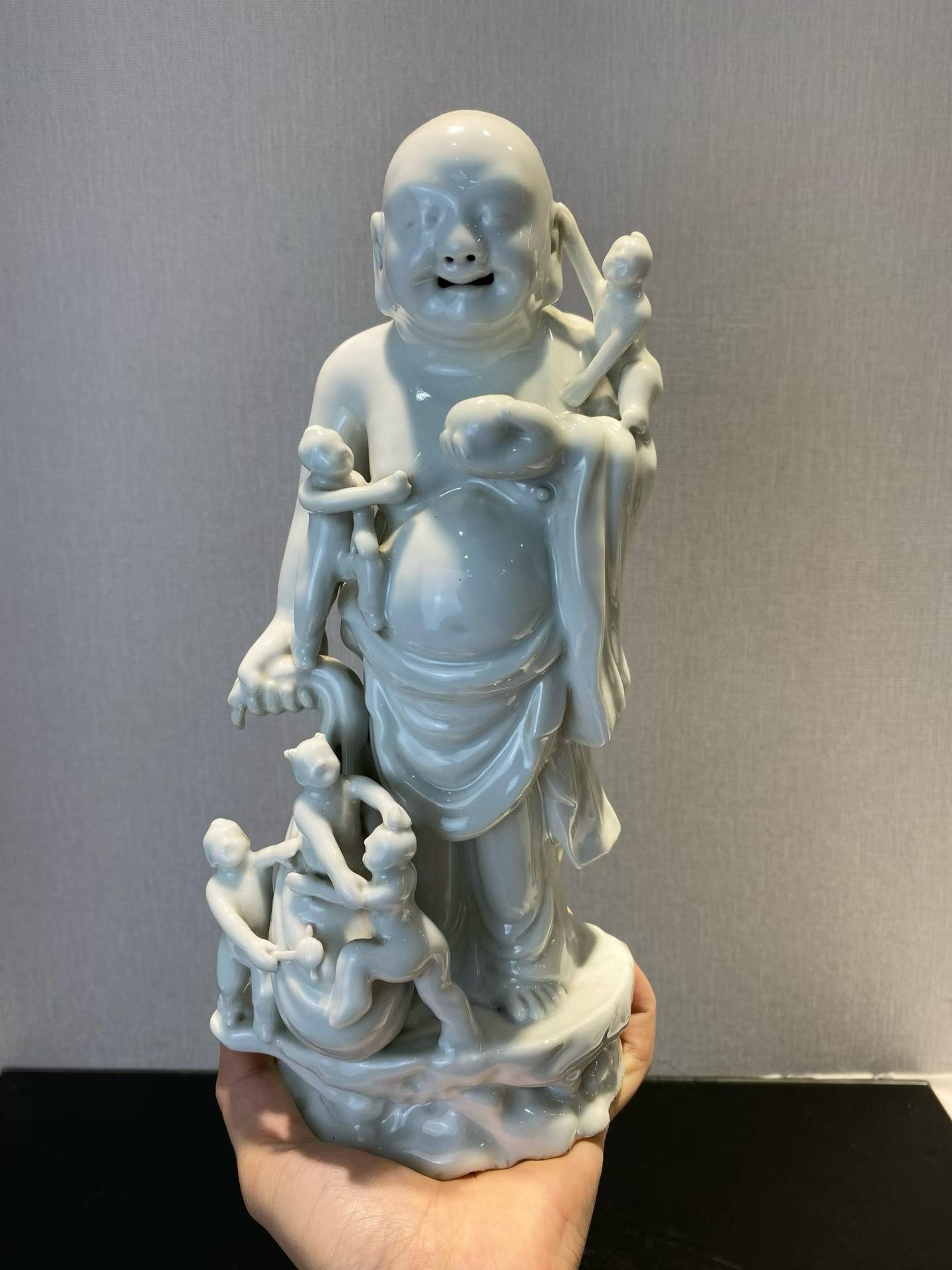 白釉五子戏弥勒塑像