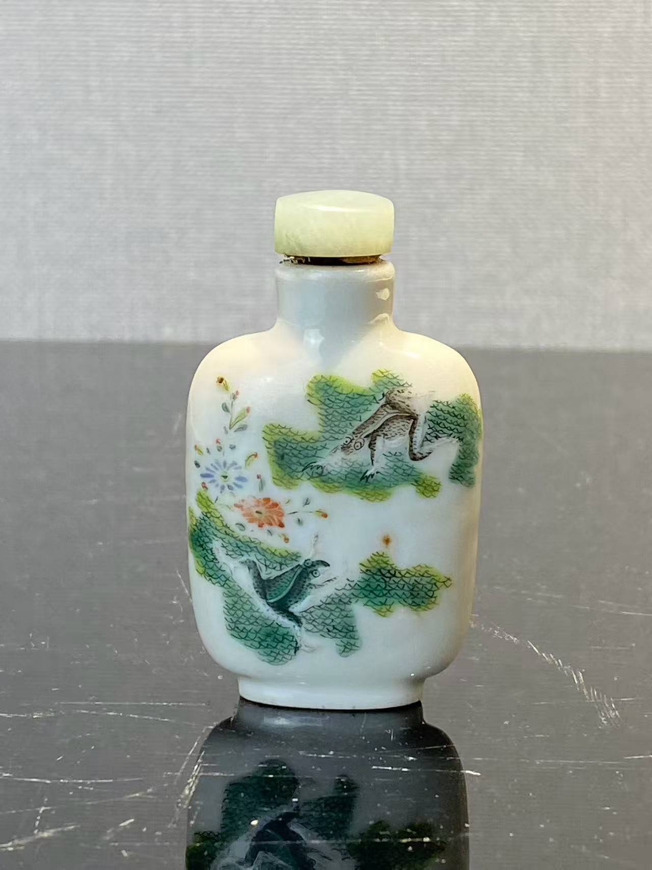 粉彩荷塘青蛙鼻烟壶  款：道光年制