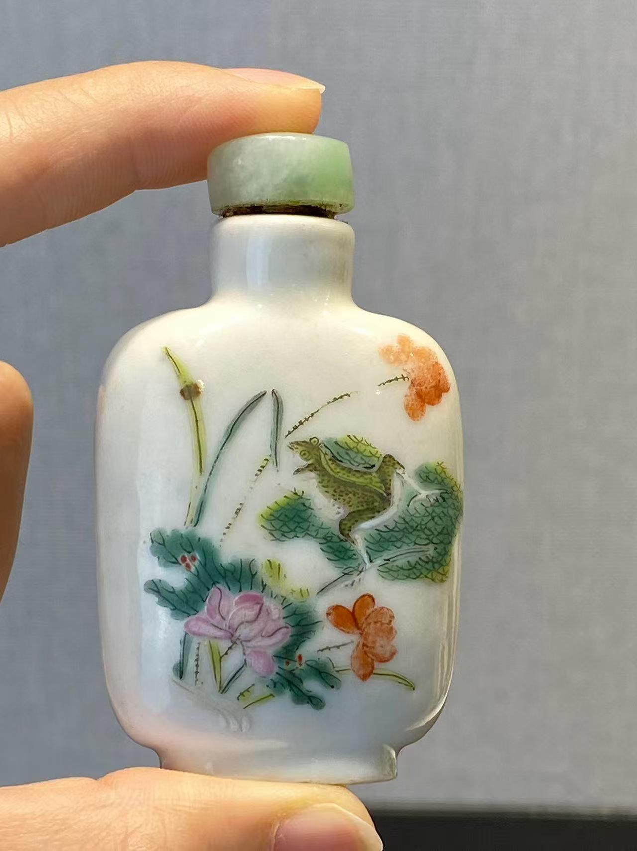 粉彩荷塘青蛙鼻烟壶  款：道光年制