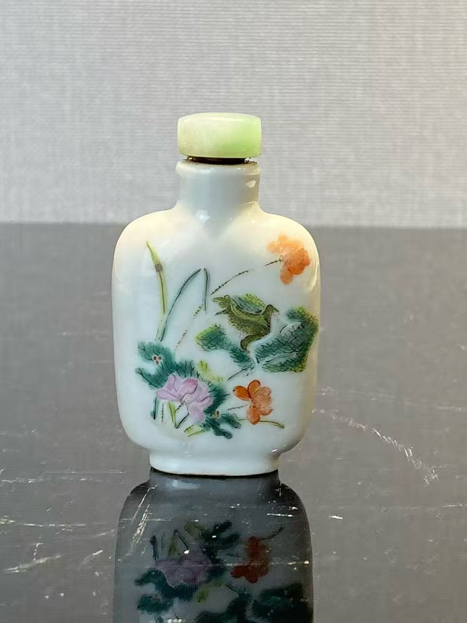 粉彩荷塘青蛙鼻烟壶  款：道光年制