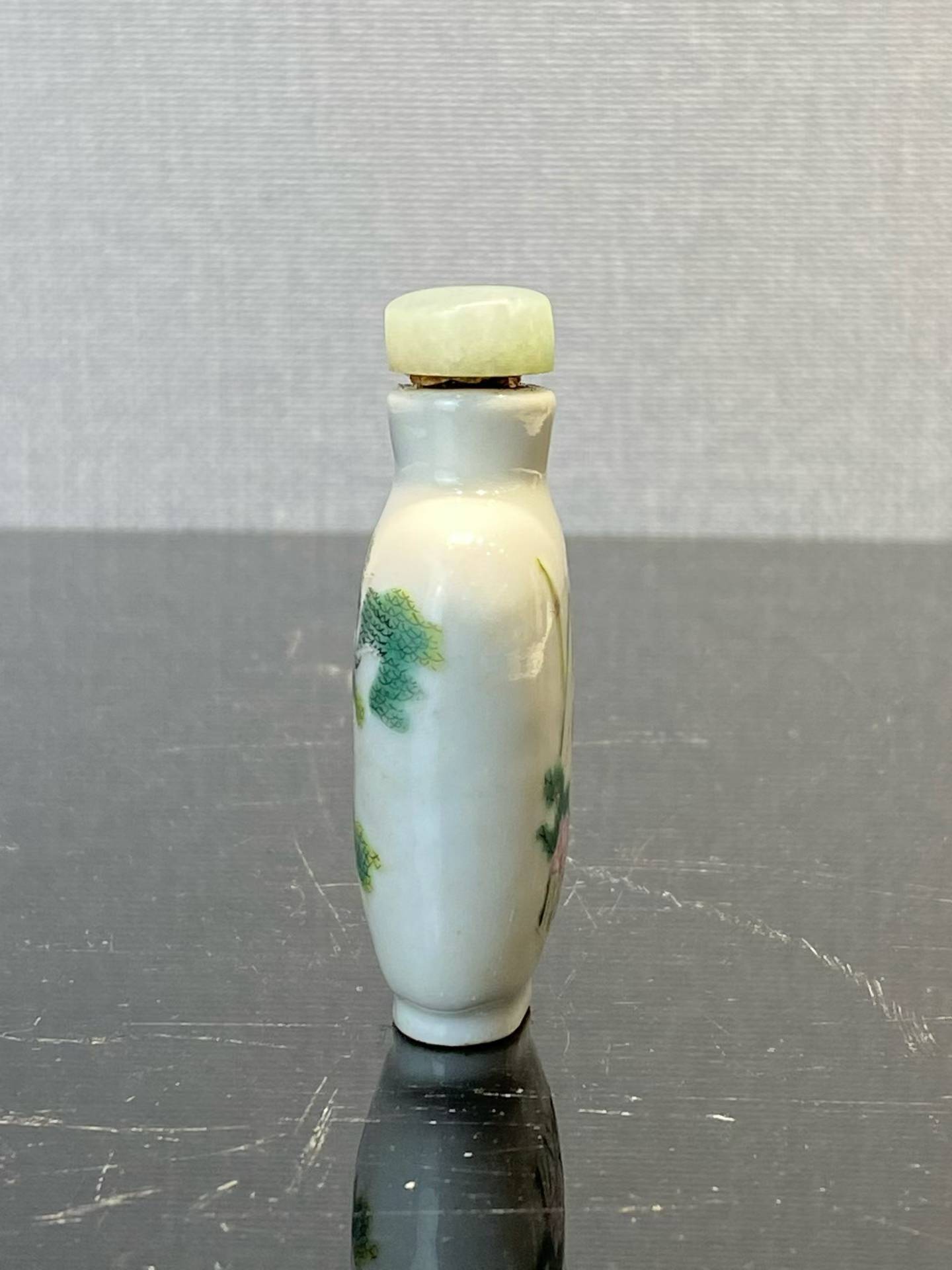 粉彩荷塘青蛙鼻烟壶  款：道光年制