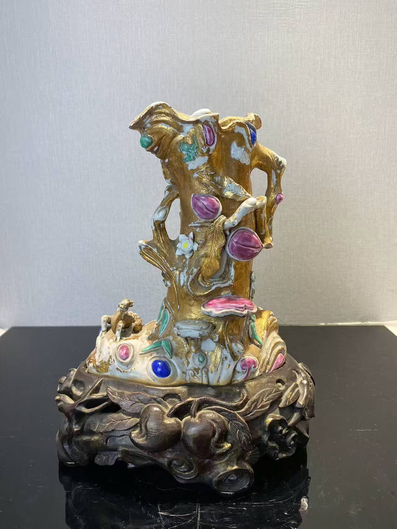 粉彩贴金树桩形花插带木座