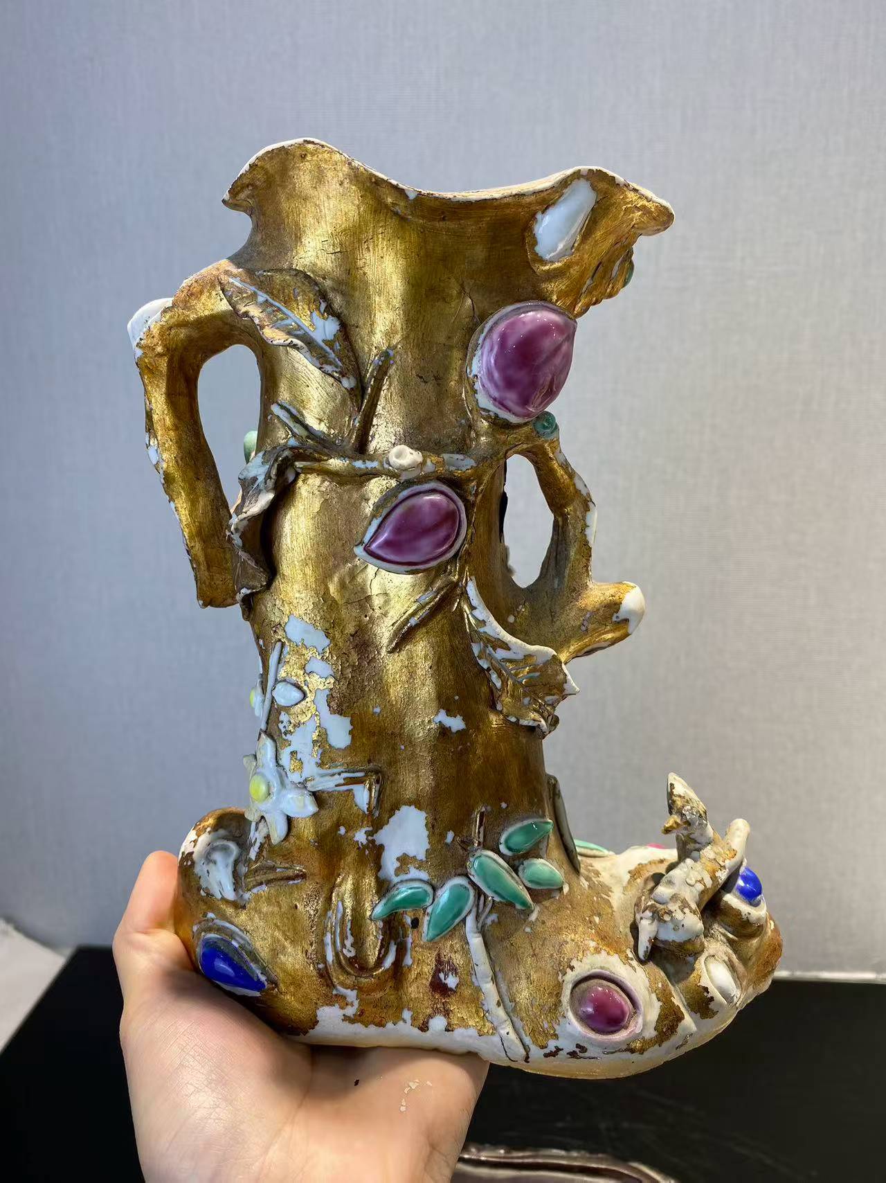 粉彩贴金树桩形花插带木座