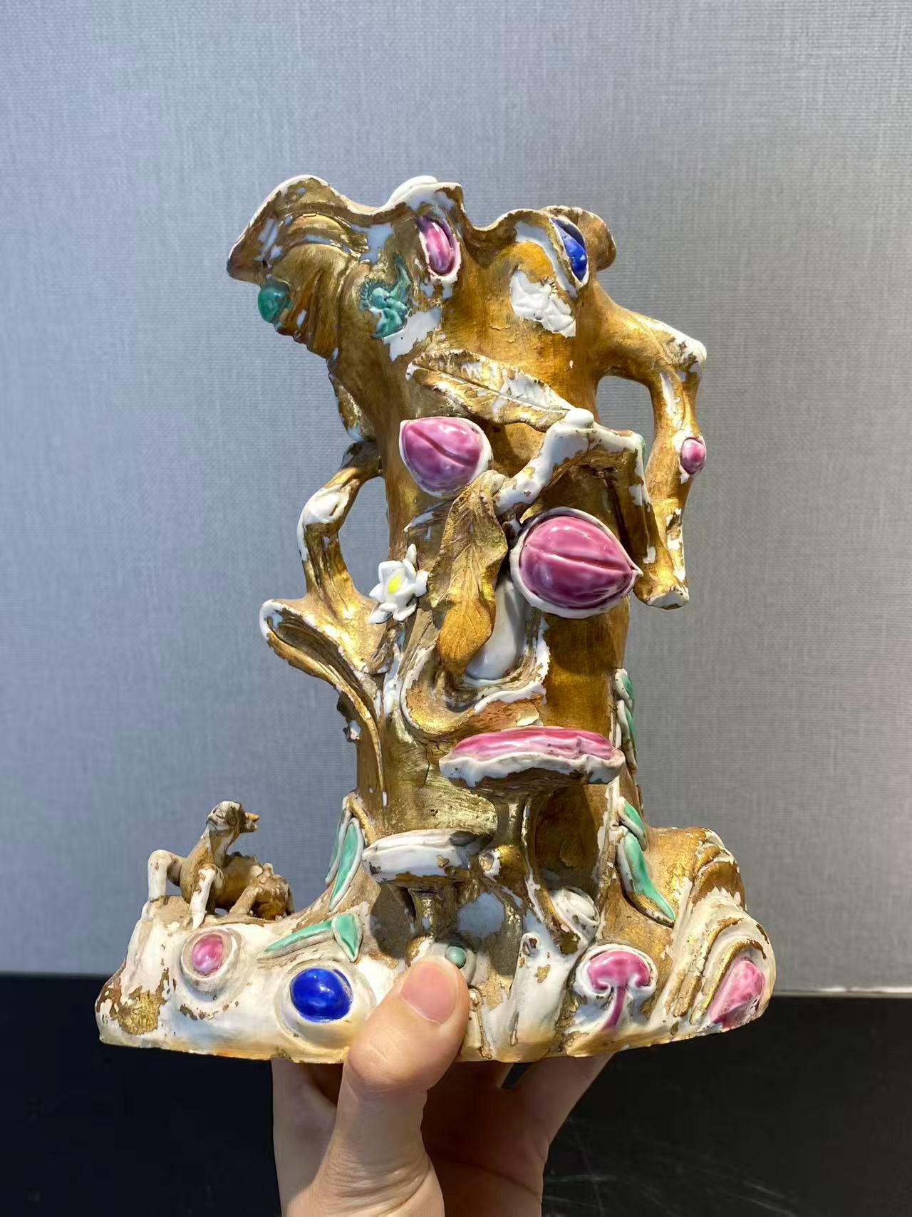 粉彩贴金树桩形花插带木座