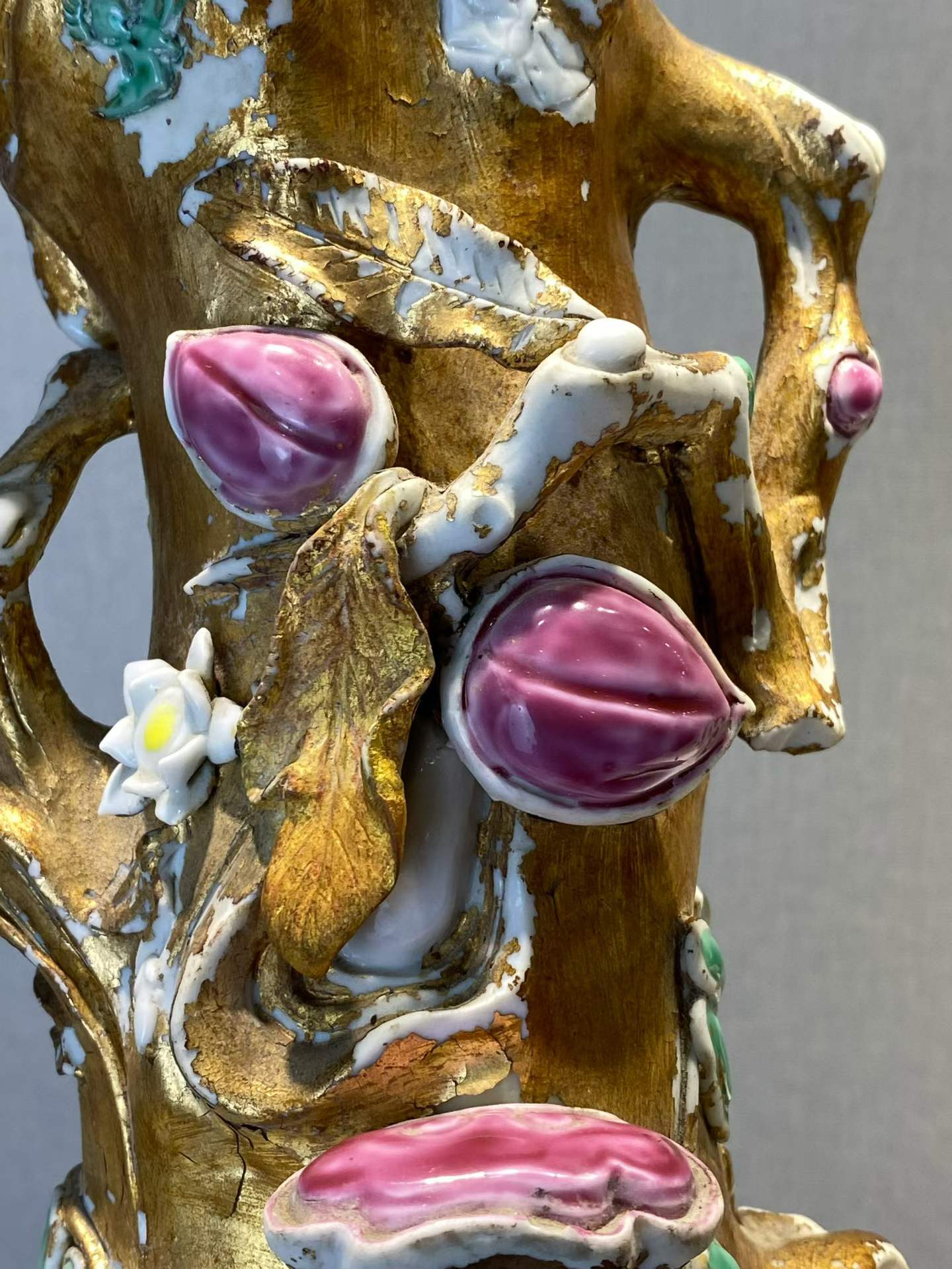 粉彩贴金树桩形花插带木座