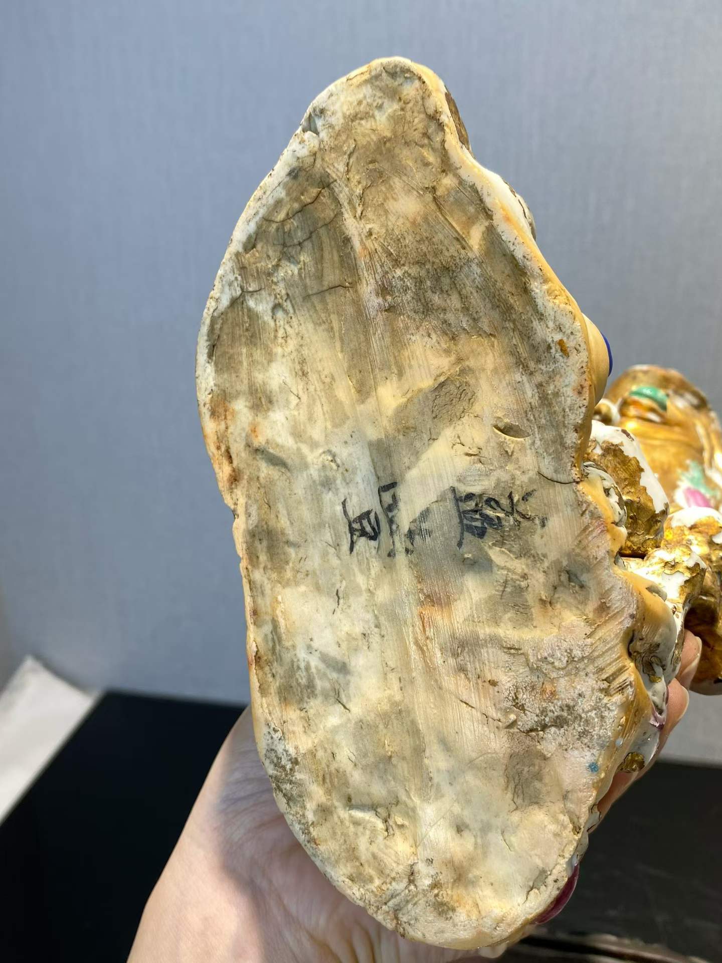 粉彩贴金树桩形花插带木座