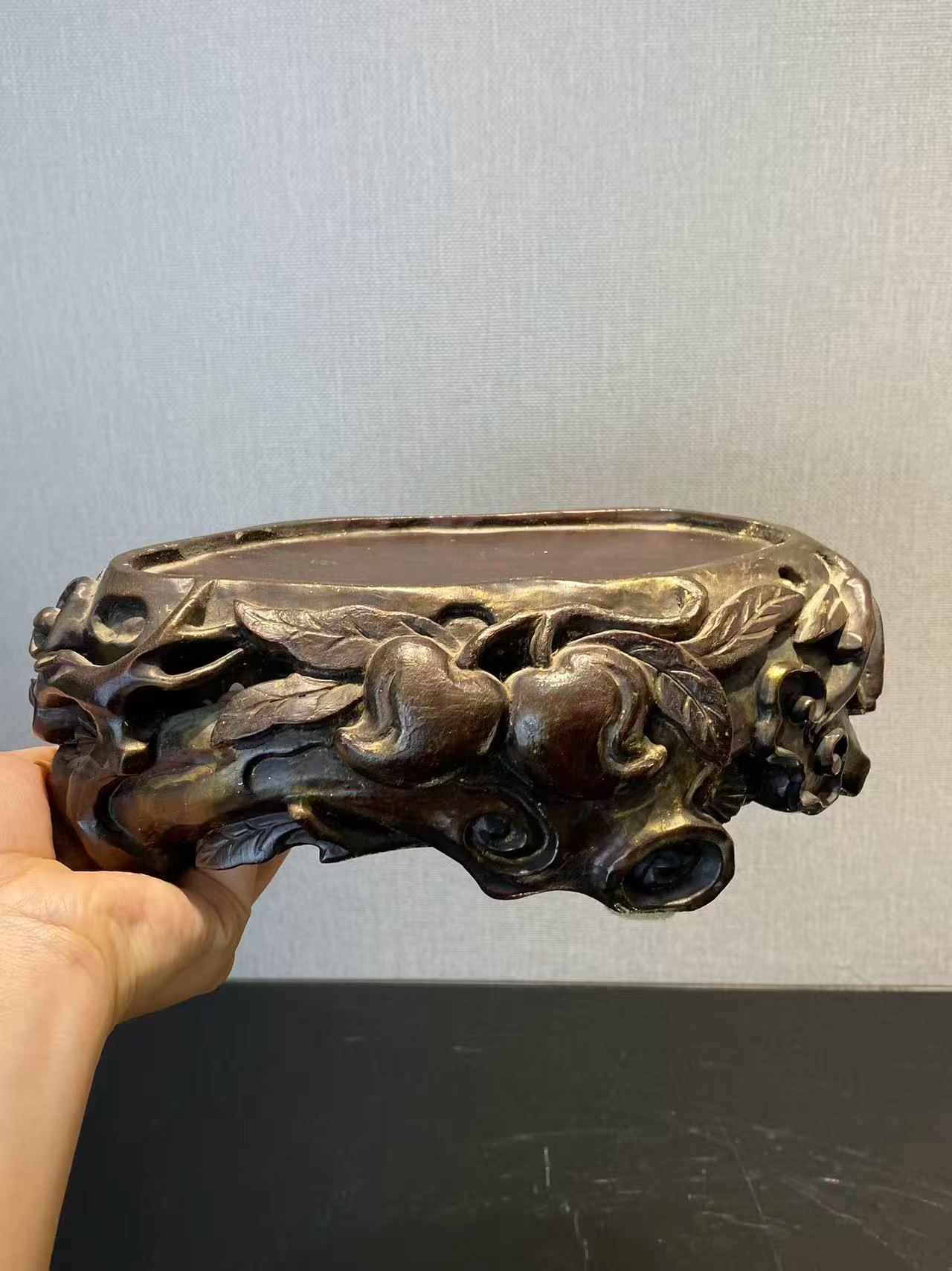 粉彩贴金树桩形花插带木座