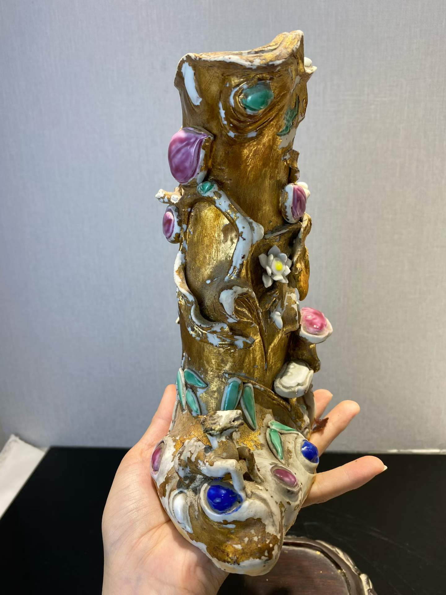 粉彩贴金树桩形花插带木座