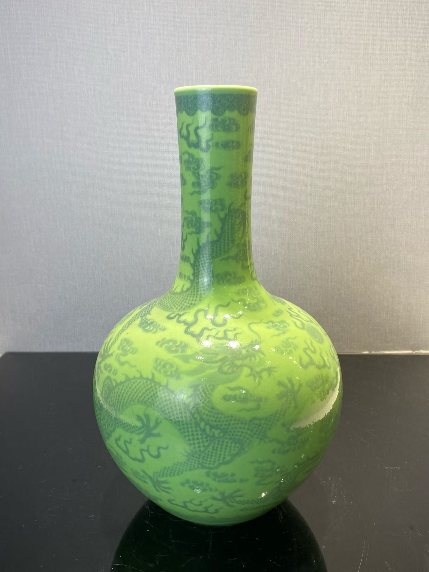 秋葵绿地青花三龙戏珠天球瓶