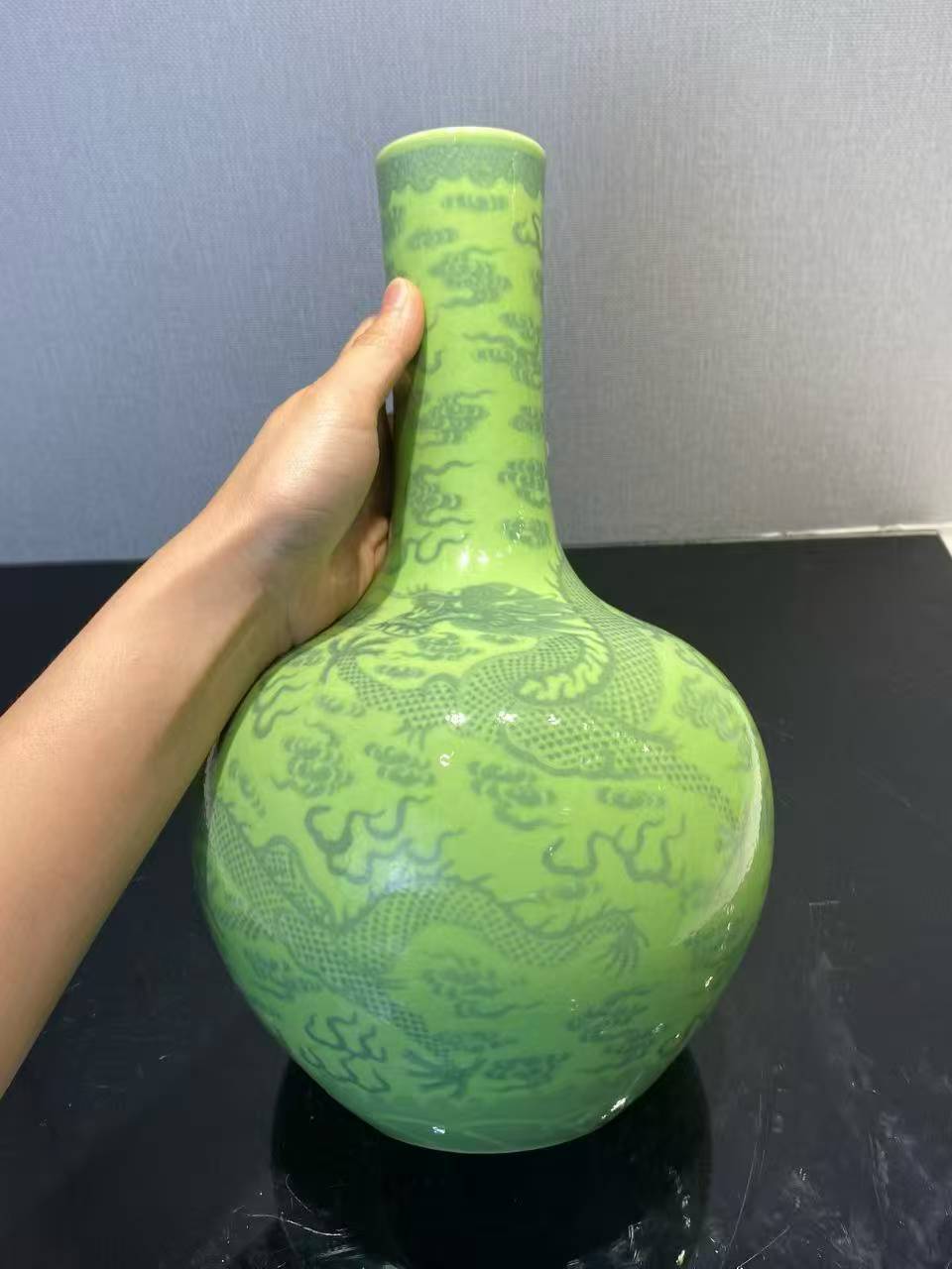 秋葵绿地青花三龙戏珠天球瓶