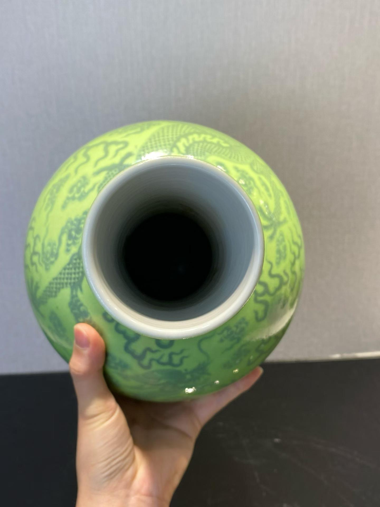 秋葵绿地青花三龙戏珠天球瓶