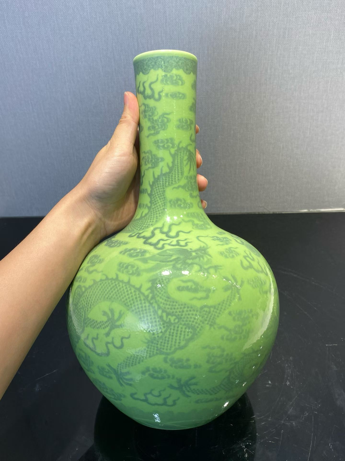 秋葵绿地青花三龙戏珠天球瓶