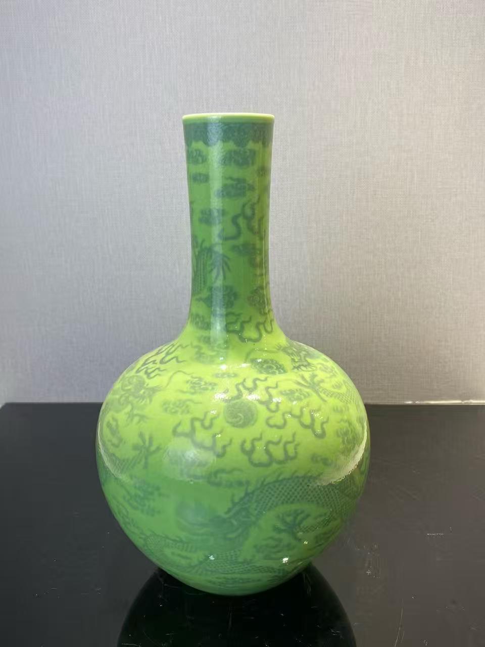 秋葵绿地青花三龙戏珠天球瓶