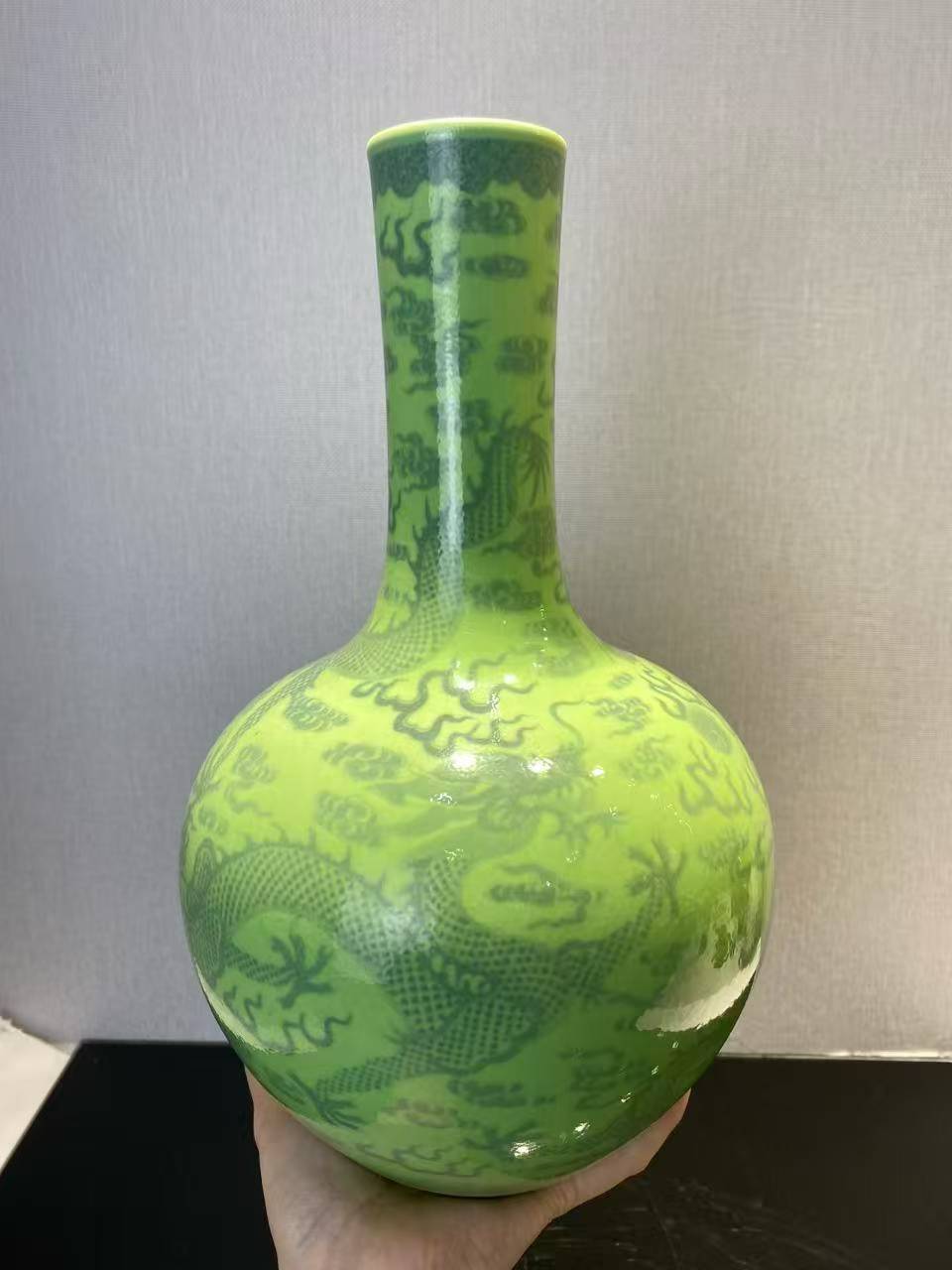 秋葵绿地青花三龙戏珠天球瓶