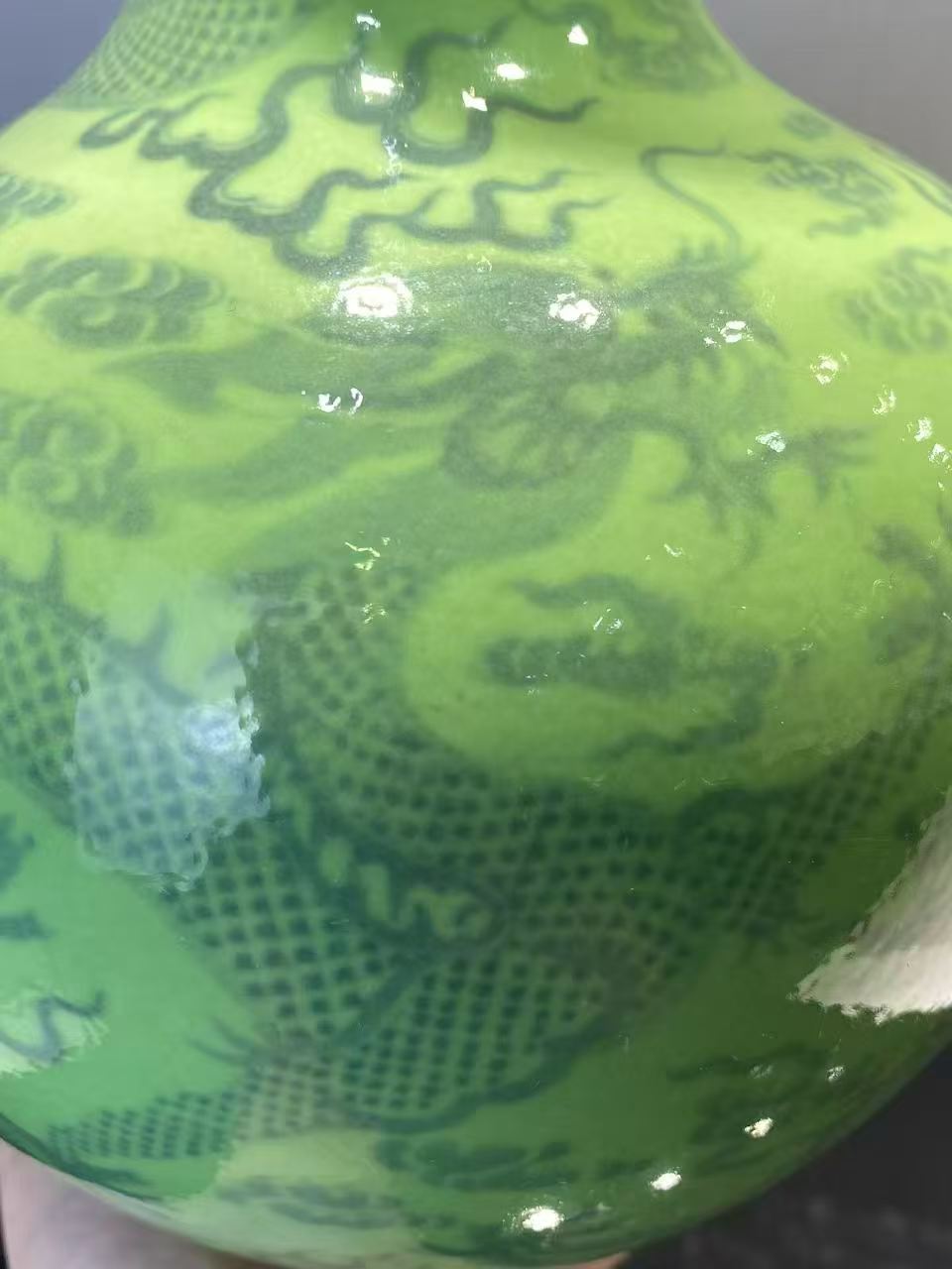 秋葵绿地青花三龙戏珠天球瓶