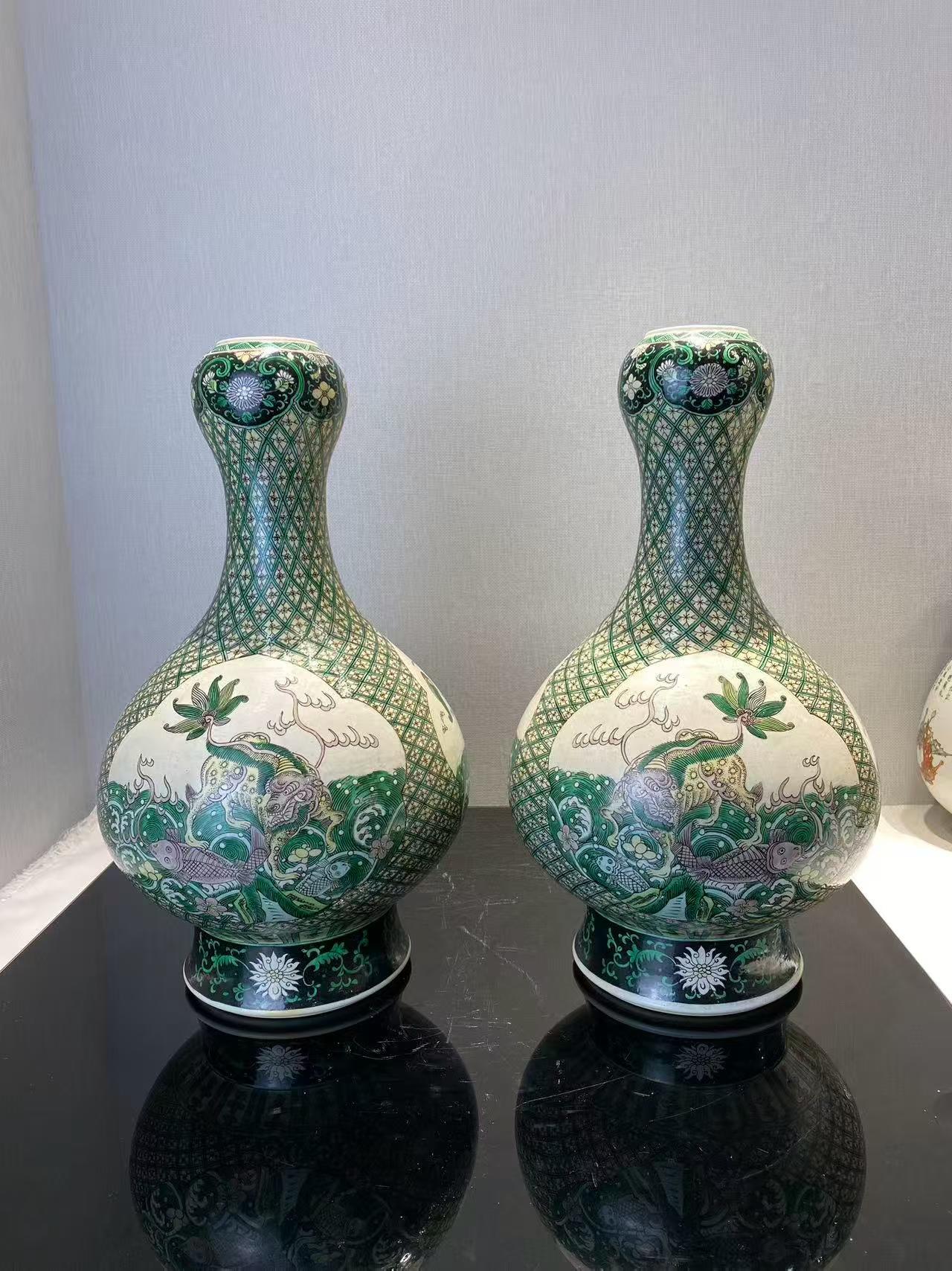 素三彩开光瑞兽图蒜头瓶一对