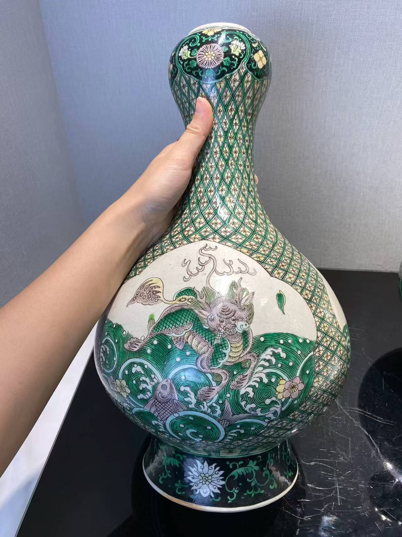 素三彩开光瑞兽图蒜头瓶一对