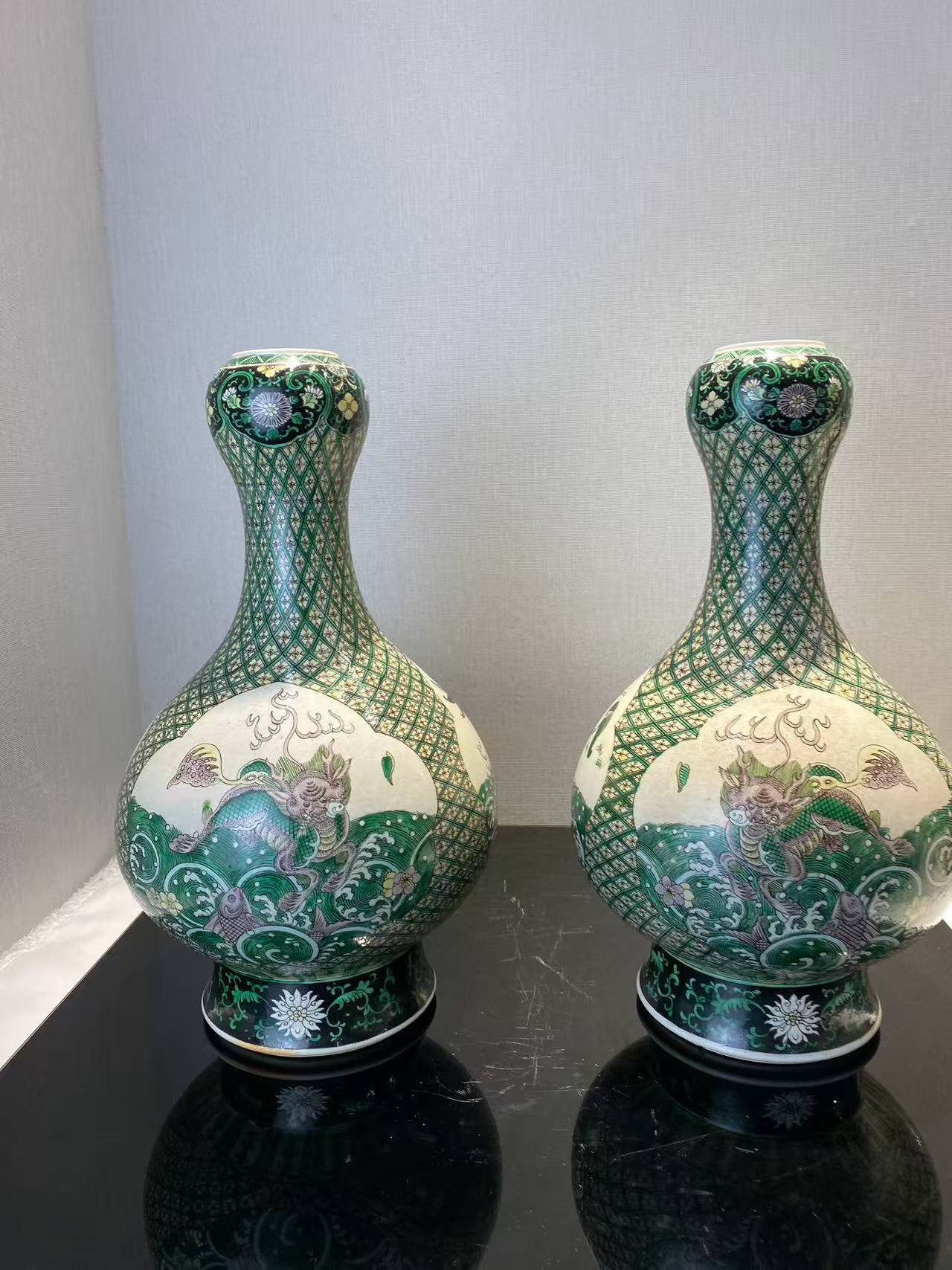 素三彩开光瑞兽图蒜头瓶一对