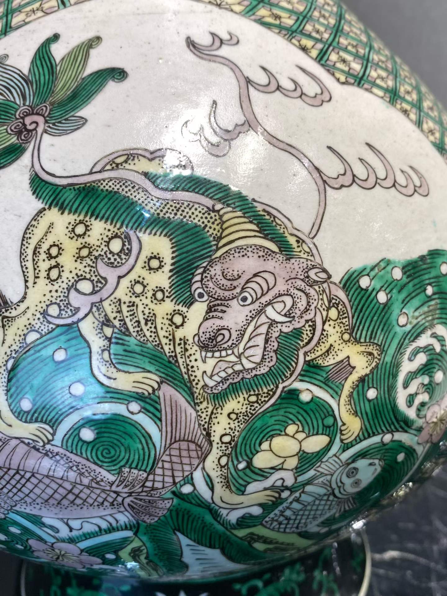 素三彩开光瑞兽图蒜头瓶一对