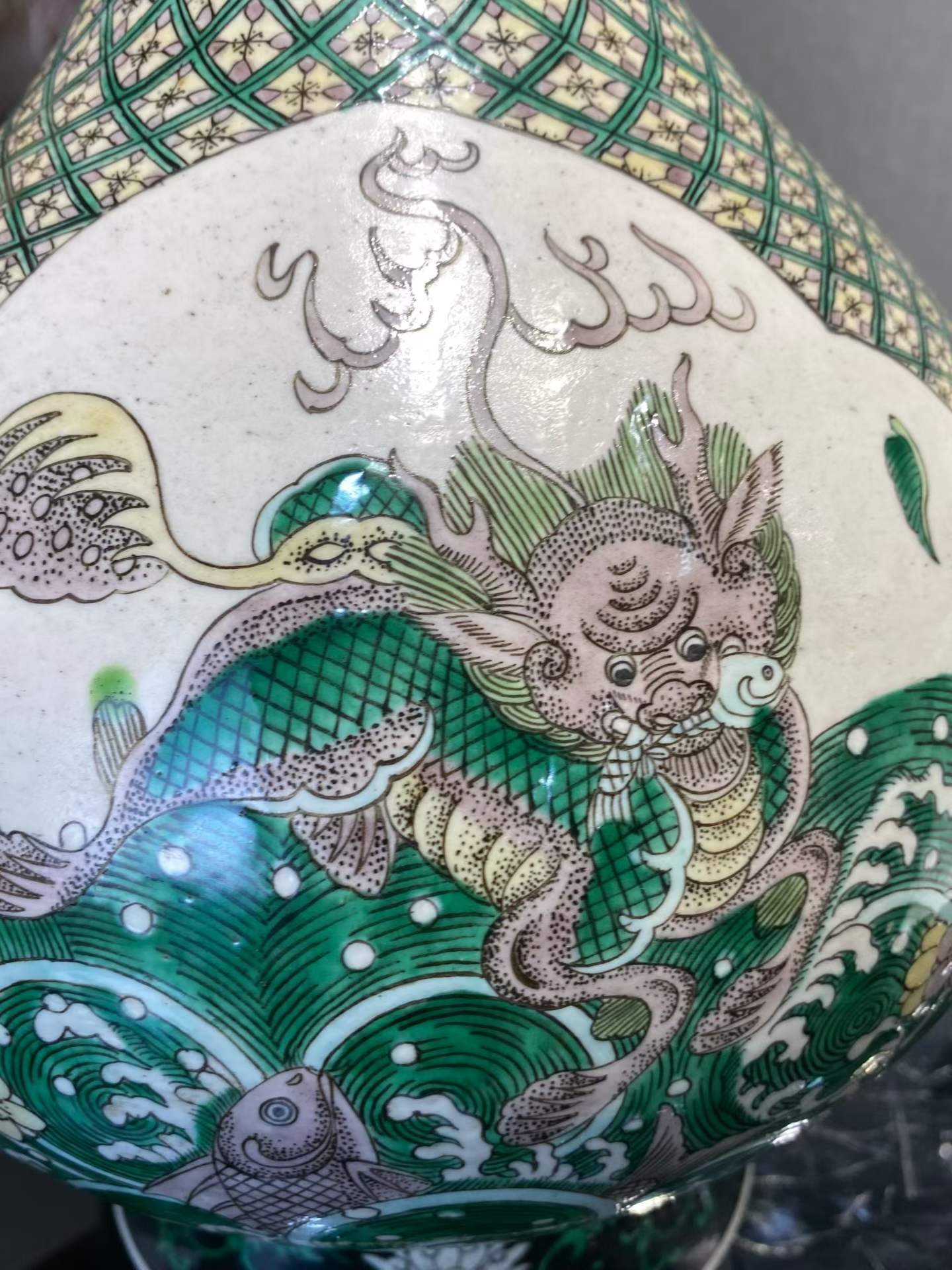 素三彩开光瑞兽图蒜头瓶一对