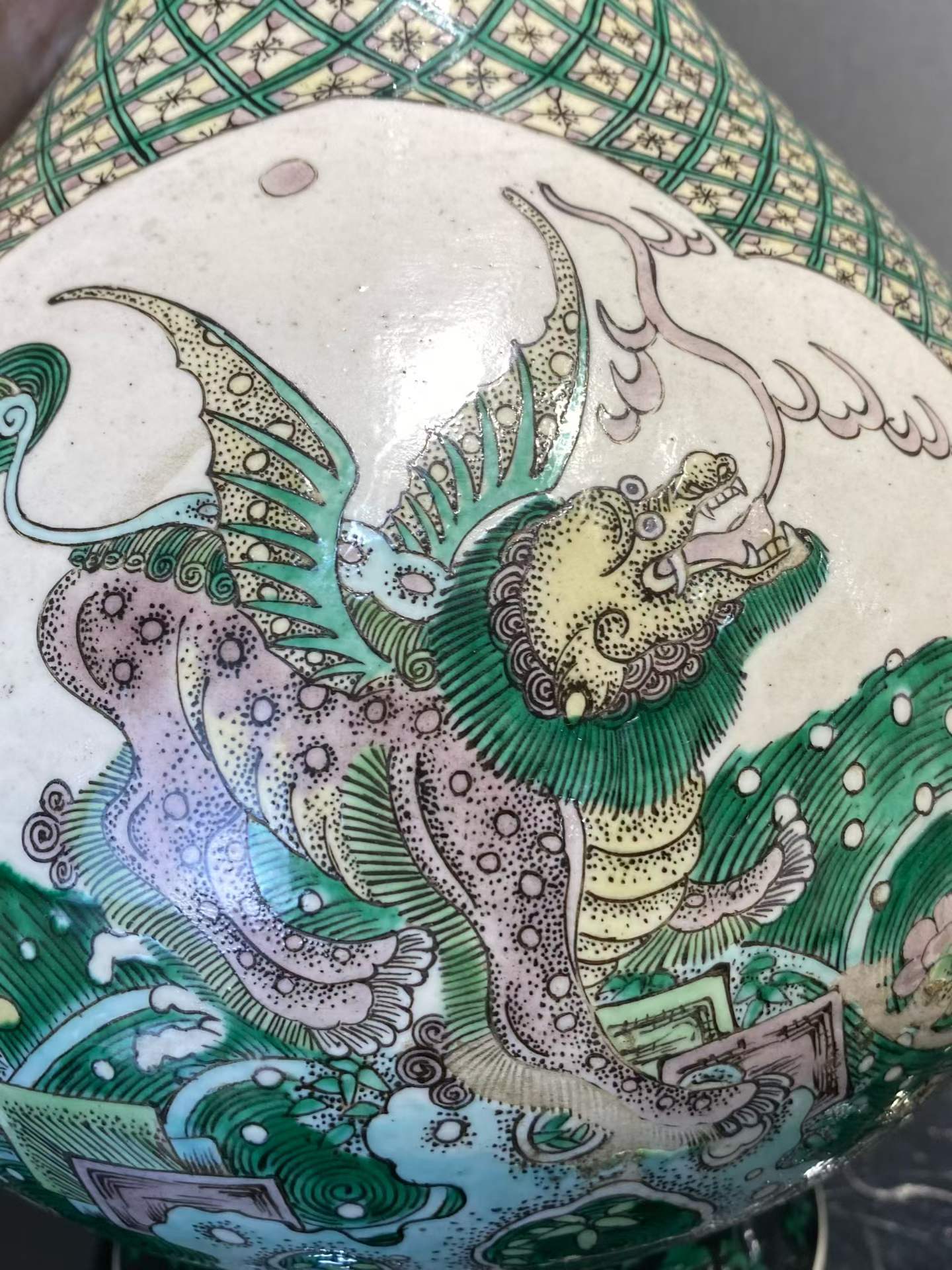 素三彩开光瑞兽图蒜头瓶一对