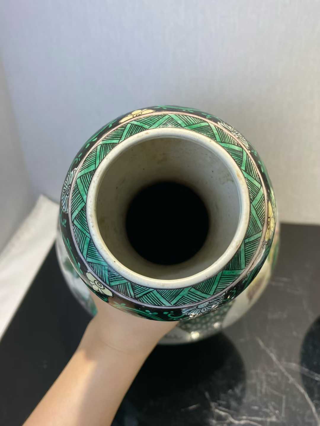 素三彩开光瑞兽图蒜头瓶一对