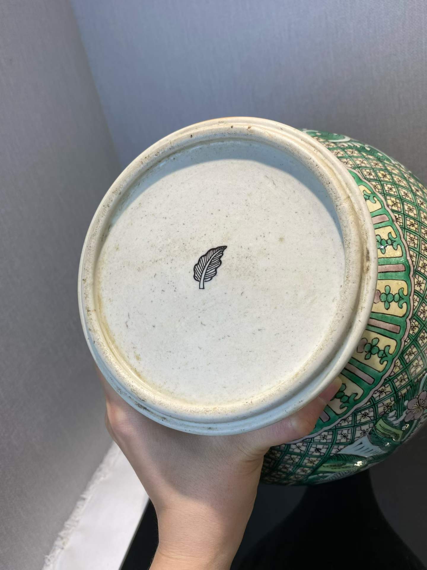 素三彩开光瑞兽图蒜头瓶一对