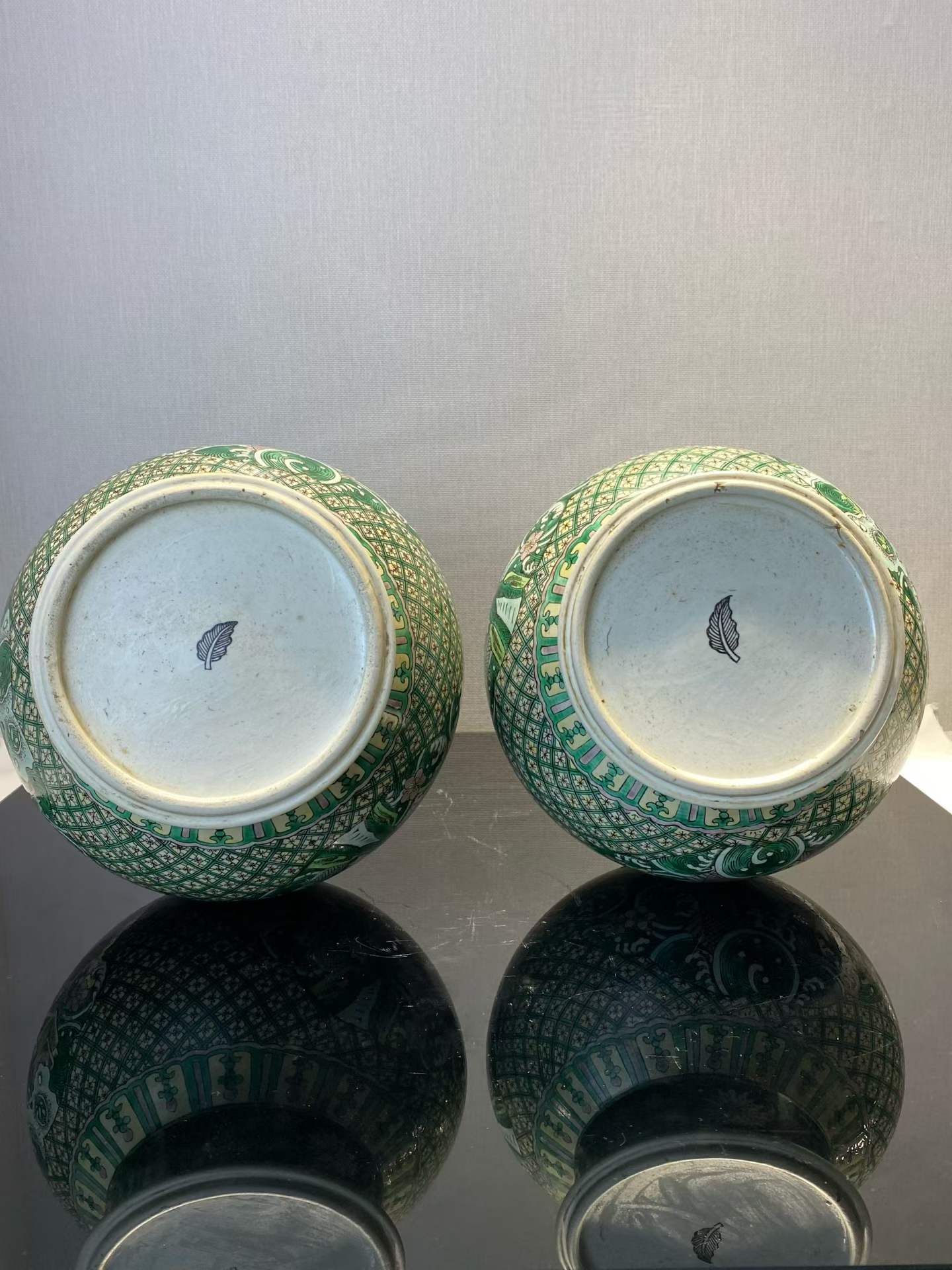 素三彩开光瑞兽图蒜头瓶一对