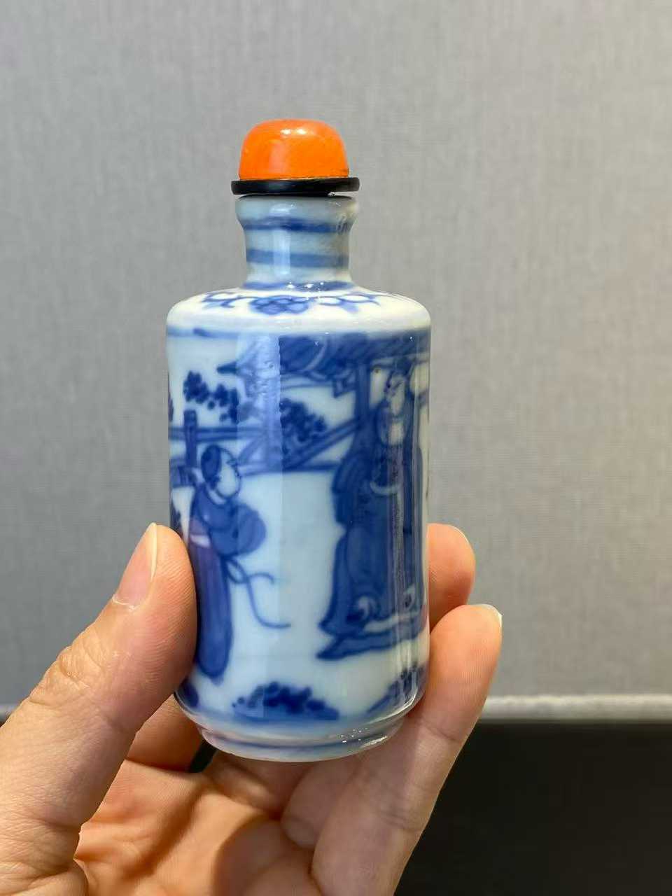 青花童子文官鼻烟壶 款：大清雍正年制