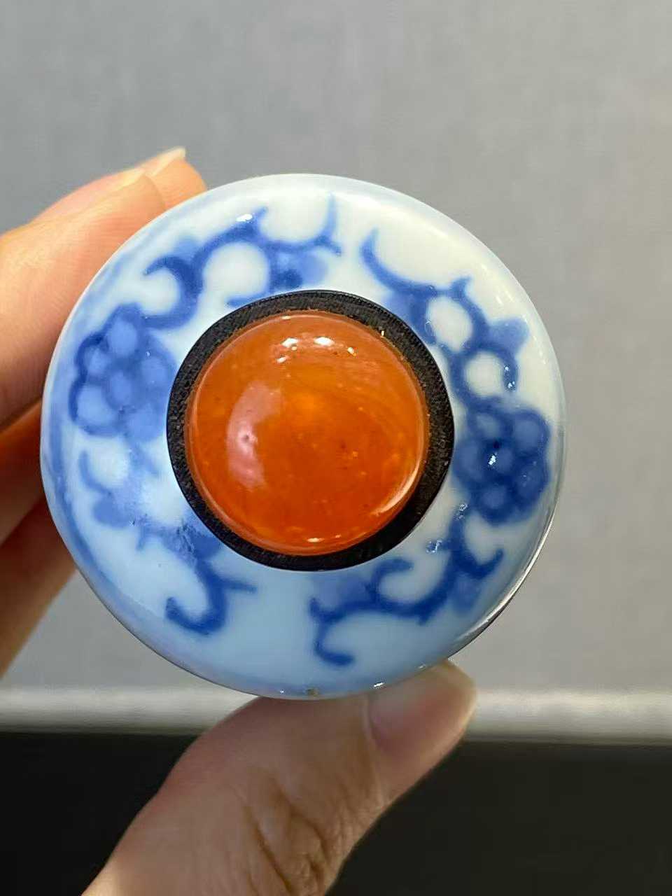 青花童子文官鼻烟壶 款：大清雍正年制