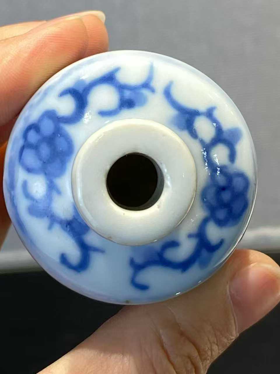 青花童子文官鼻烟壶 款：大清雍正年制