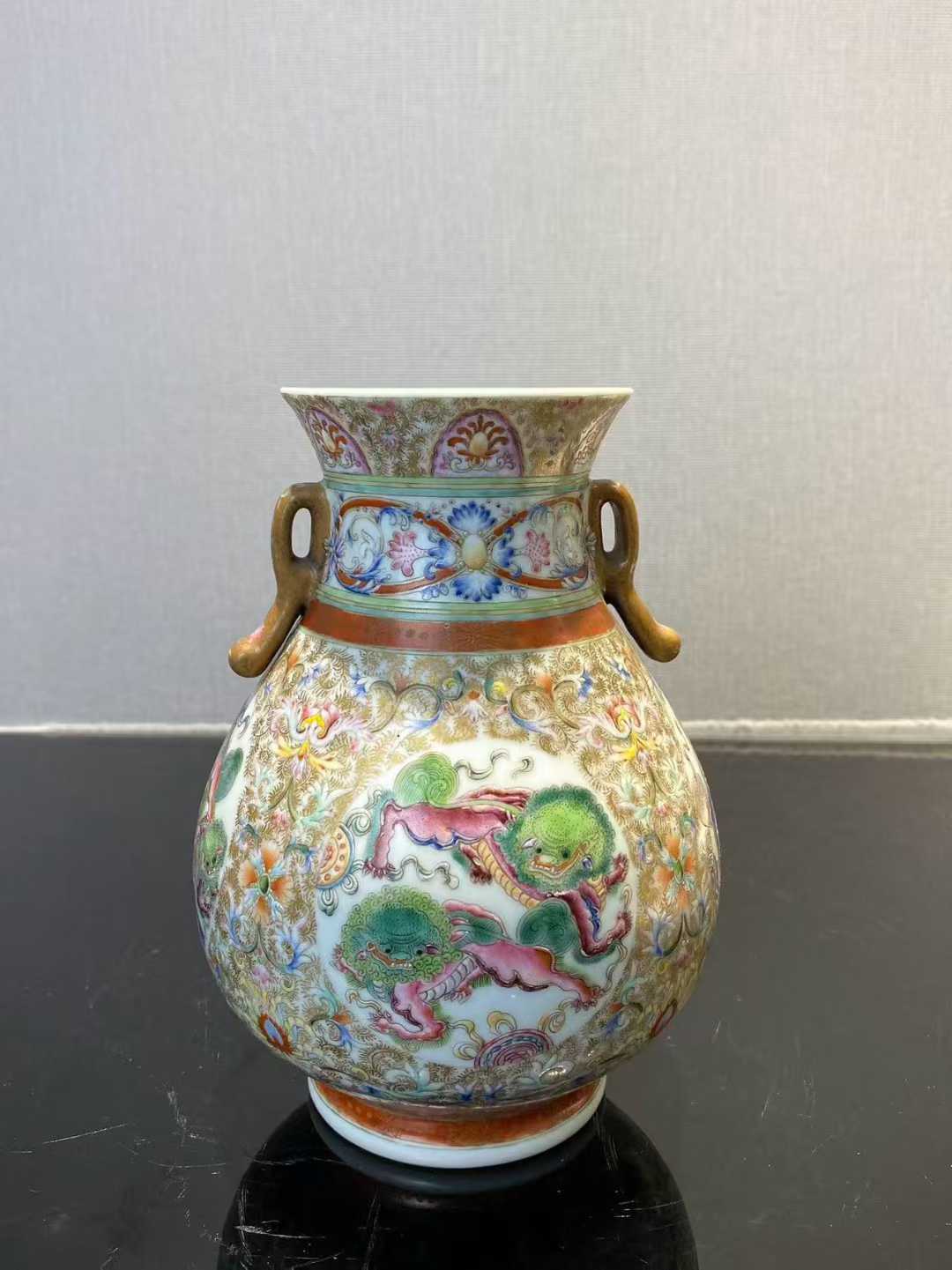 粉彩开光狮子双耳尊 款：大清乾隆年制