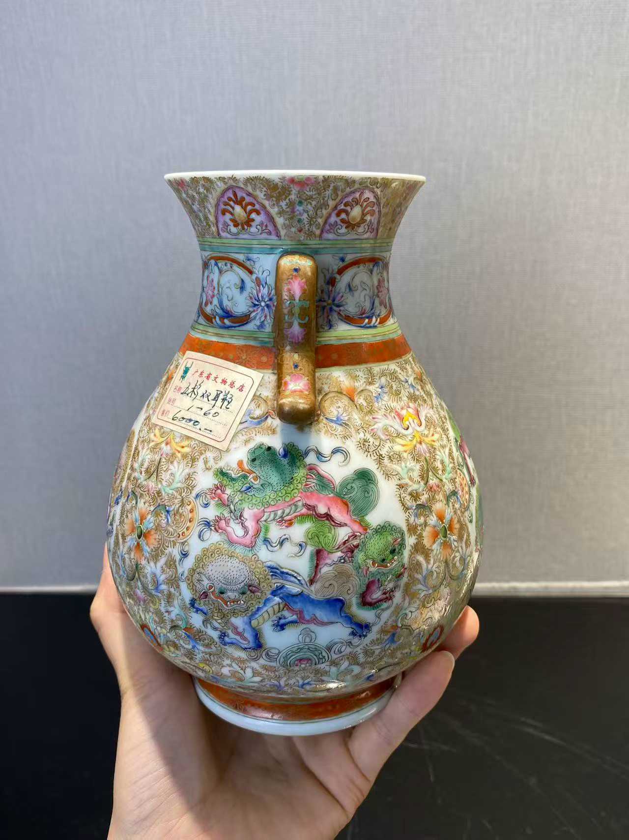 粉彩开光狮子双耳尊 款：大清乾隆年制