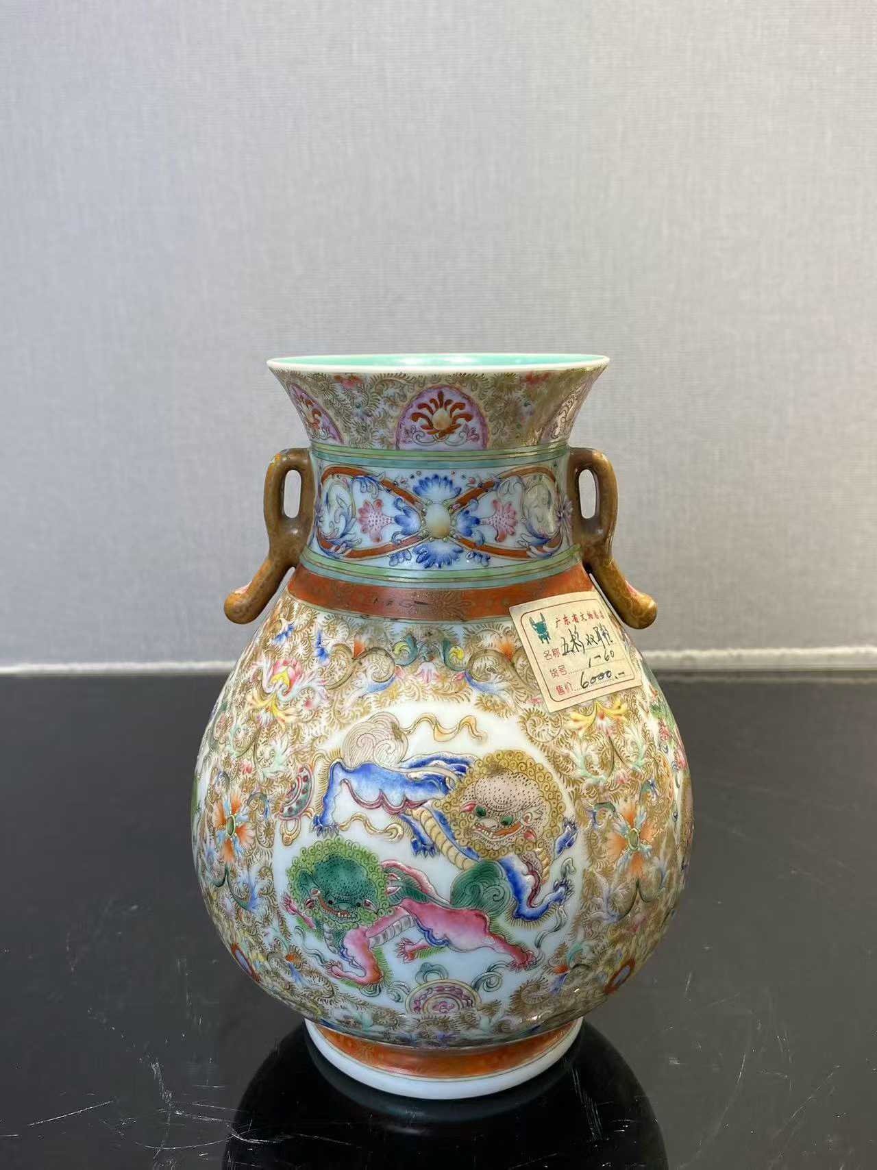 粉彩开光狮子双耳尊 款：大清乾隆年制