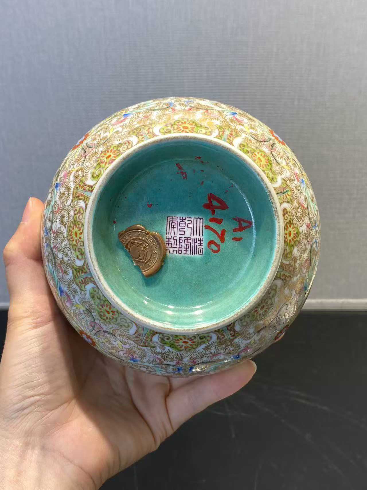 粉彩开光狮子双耳尊 款：大清乾隆年制