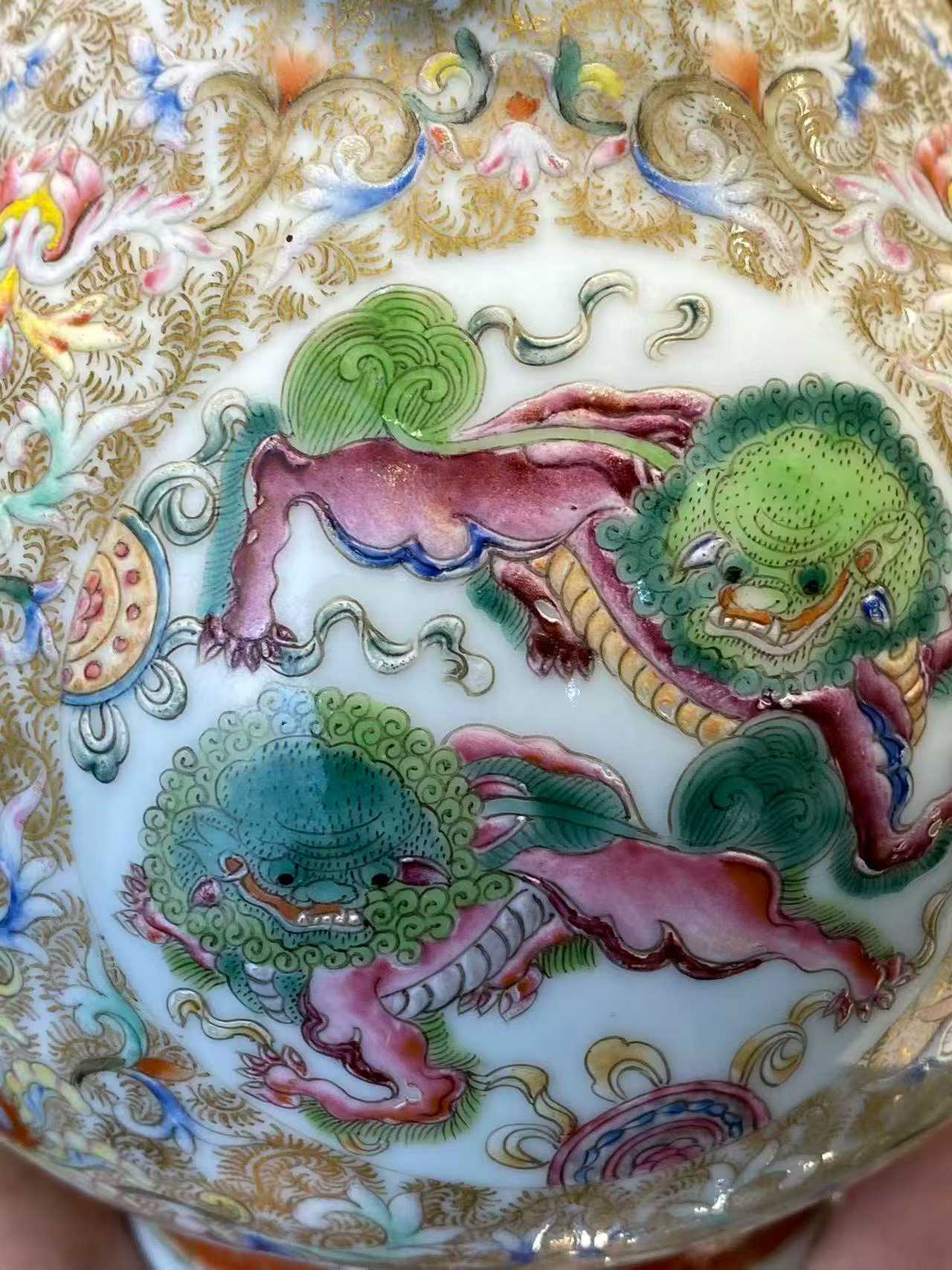 粉彩开光狮子双耳尊 款：大清乾隆年制