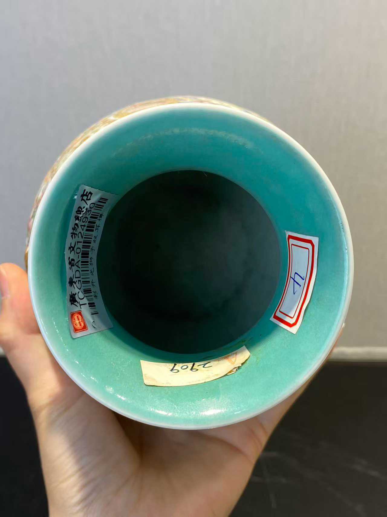 粉彩开光狮子双耳尊 款：大清乾隆年制