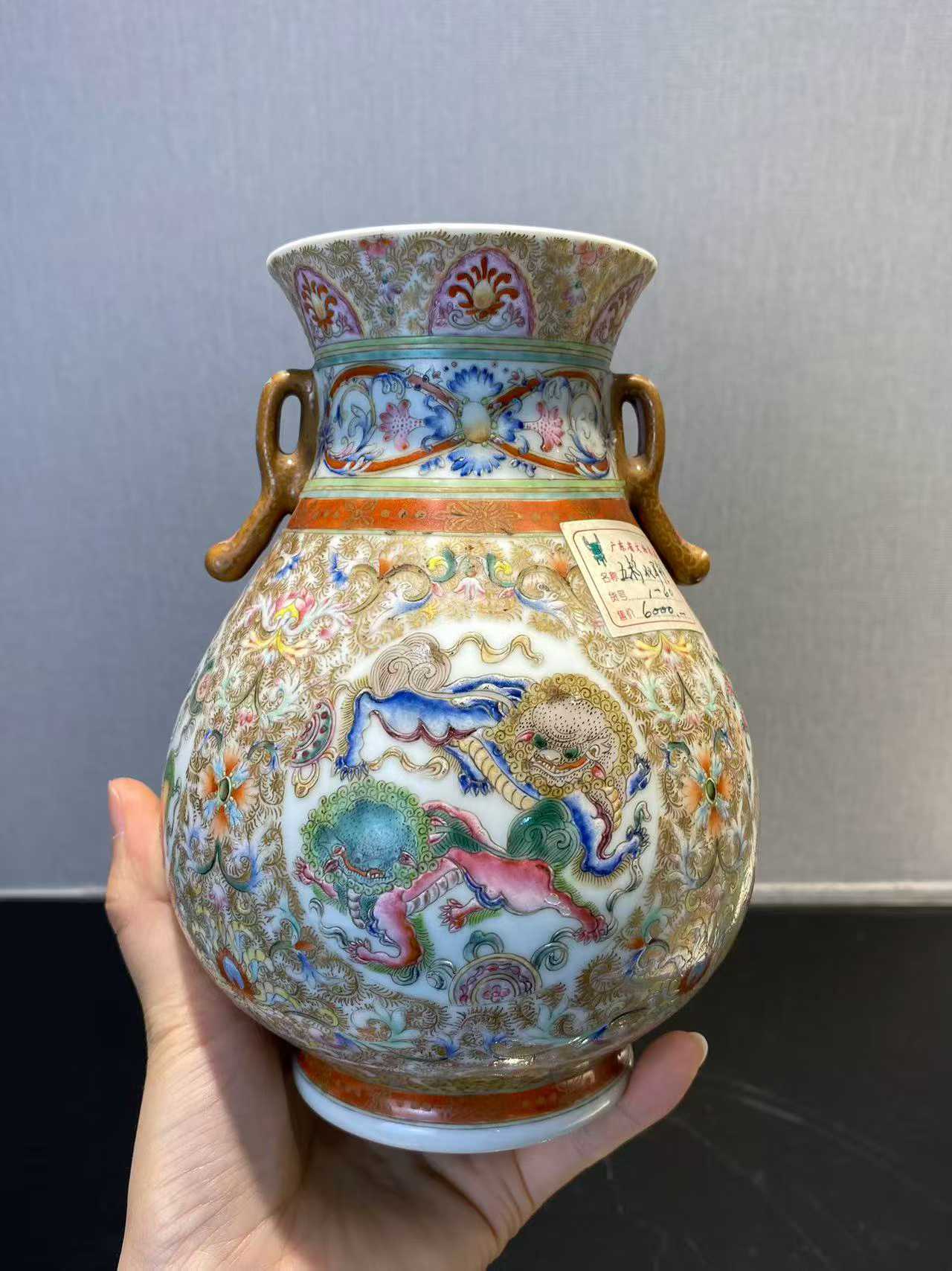 粉彩开光狮子双耳尊 款：大清乾隆年制