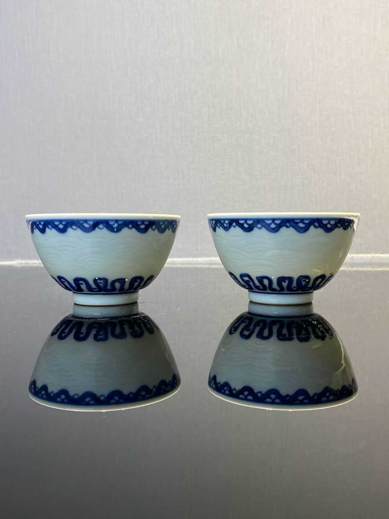 青花内画高士外画海水纹杯一对