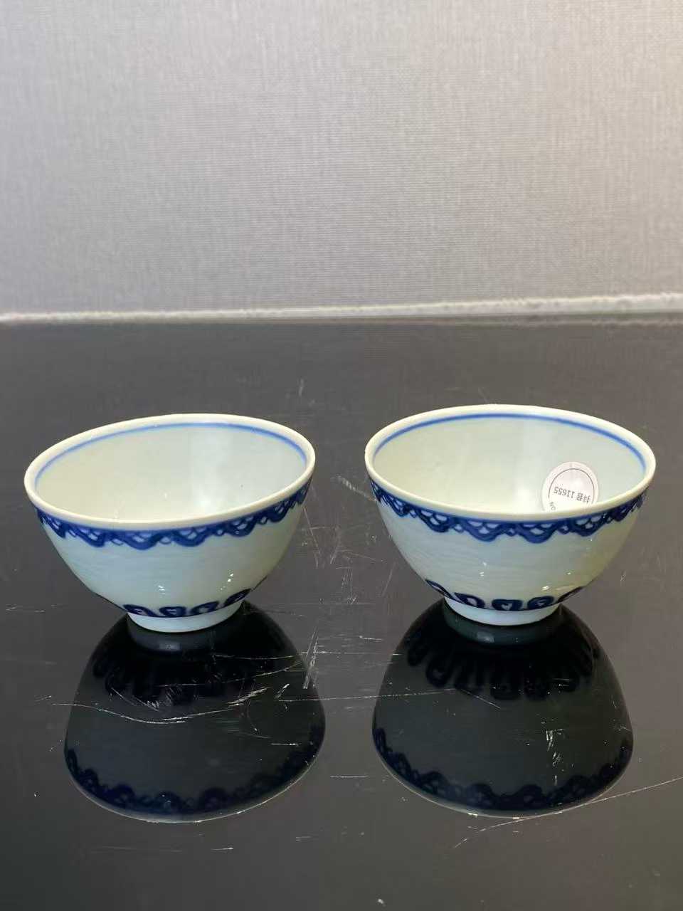 青花内画高士外画海水纹杯一对