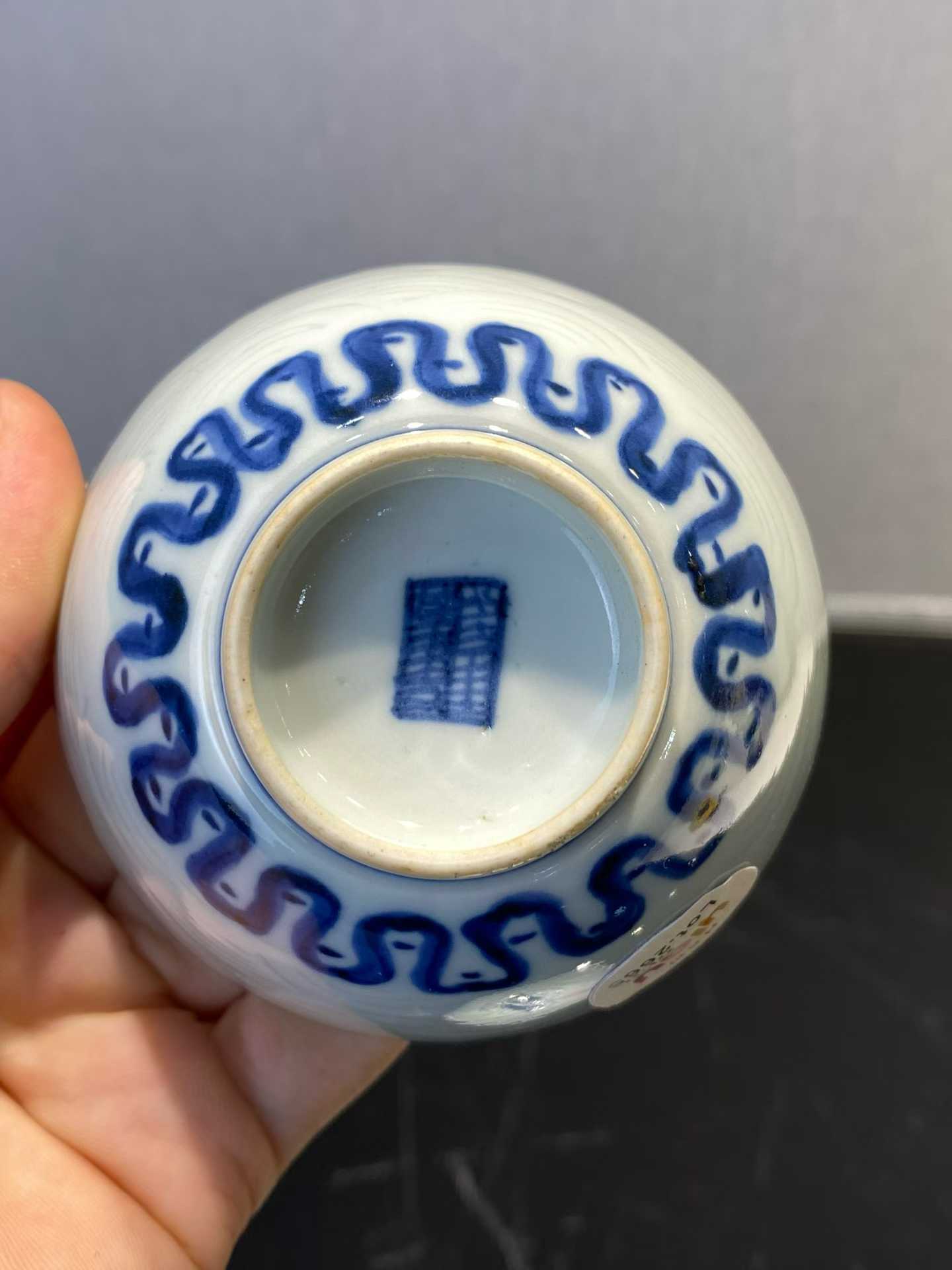 青花内画高士外画海水纹杯一对