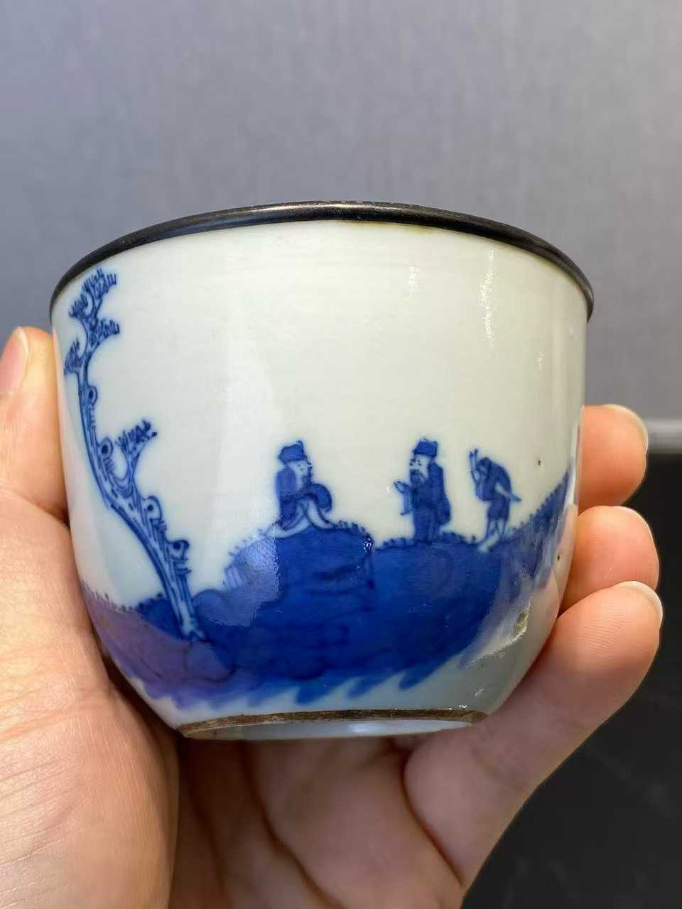 青花携琴访友诗文茶杯 款：内府