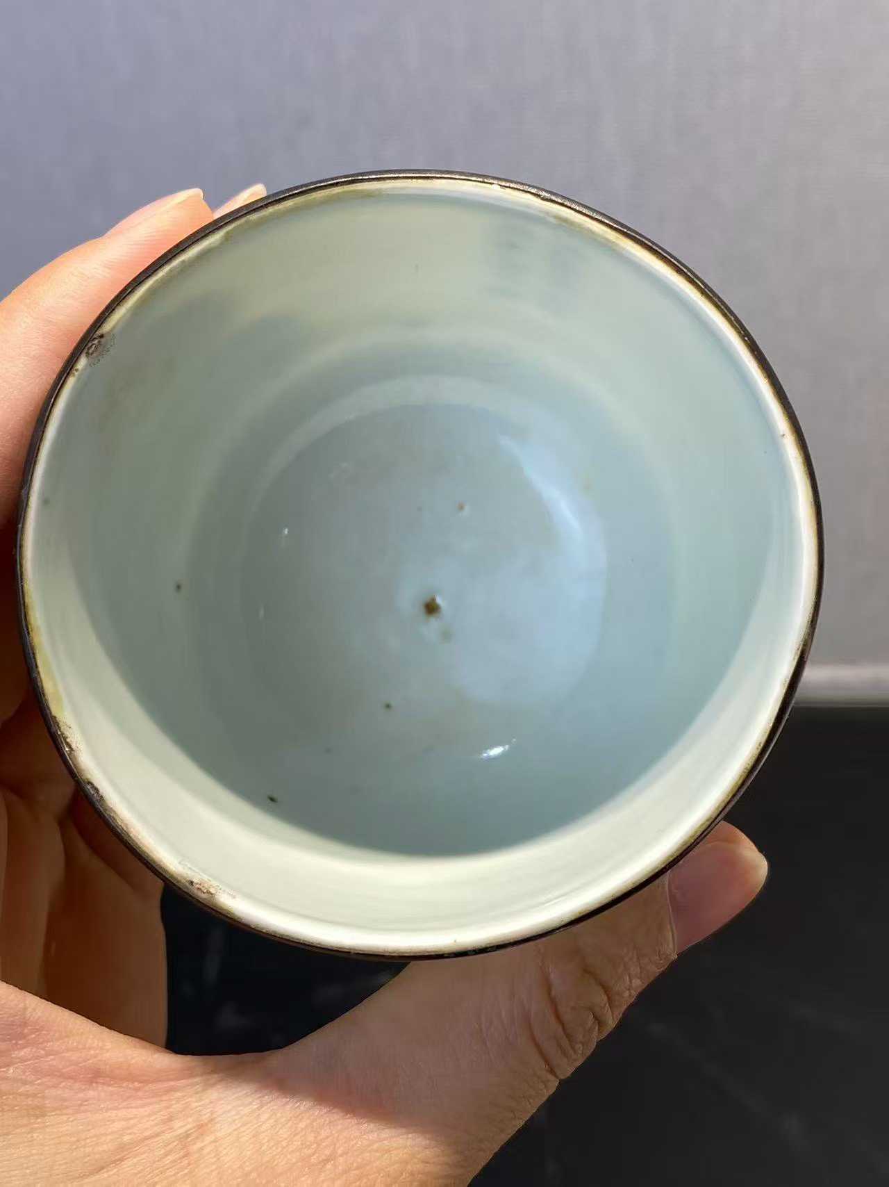 青花携琴访友诗文茶杯 款：内府