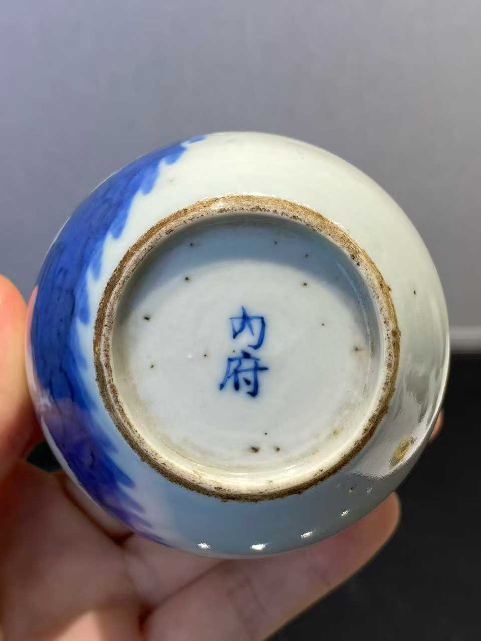 青花携琴访友诗文茶杯 款：内府